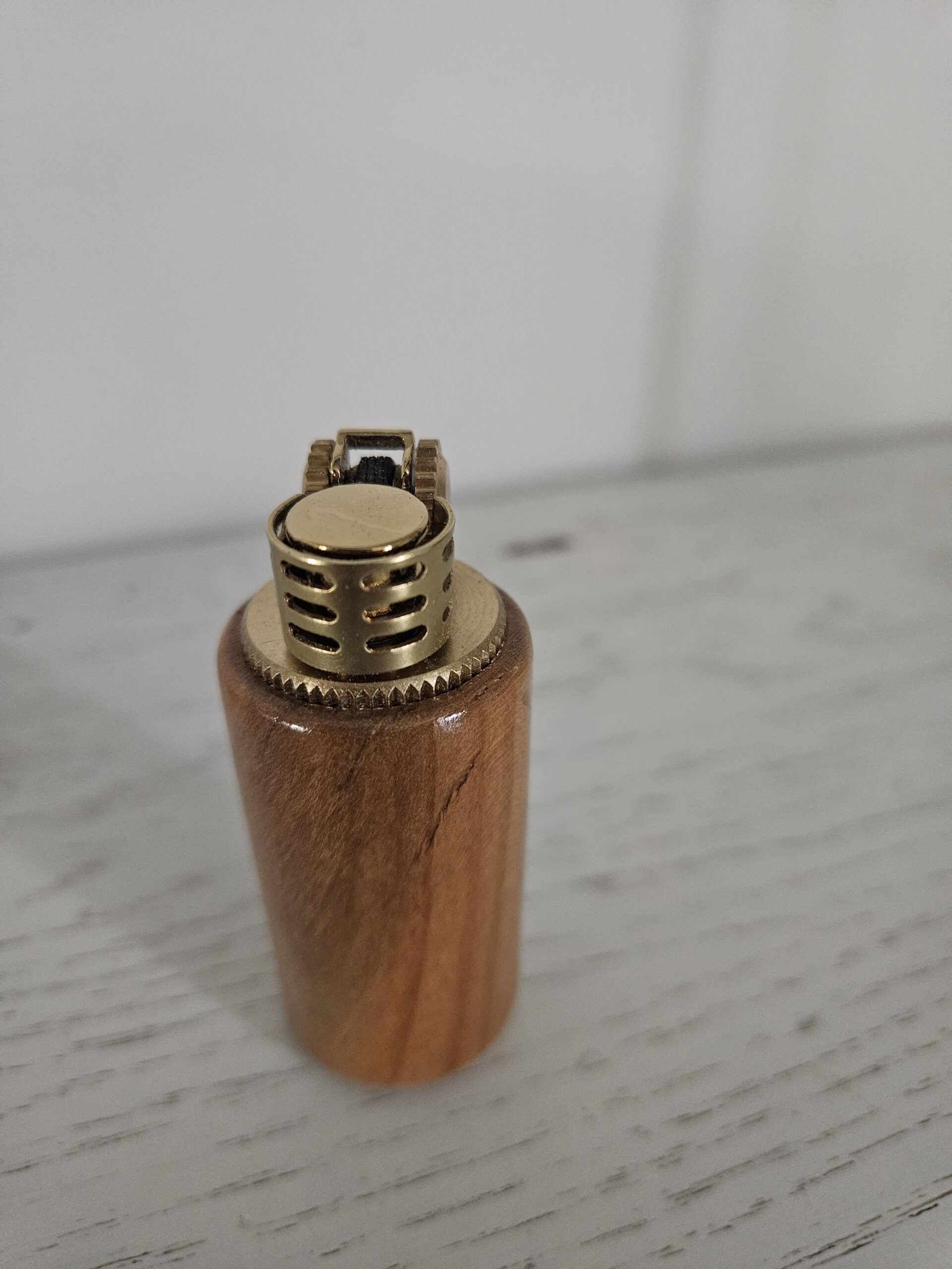 Briquet à essence artisanal en bois de cerisier