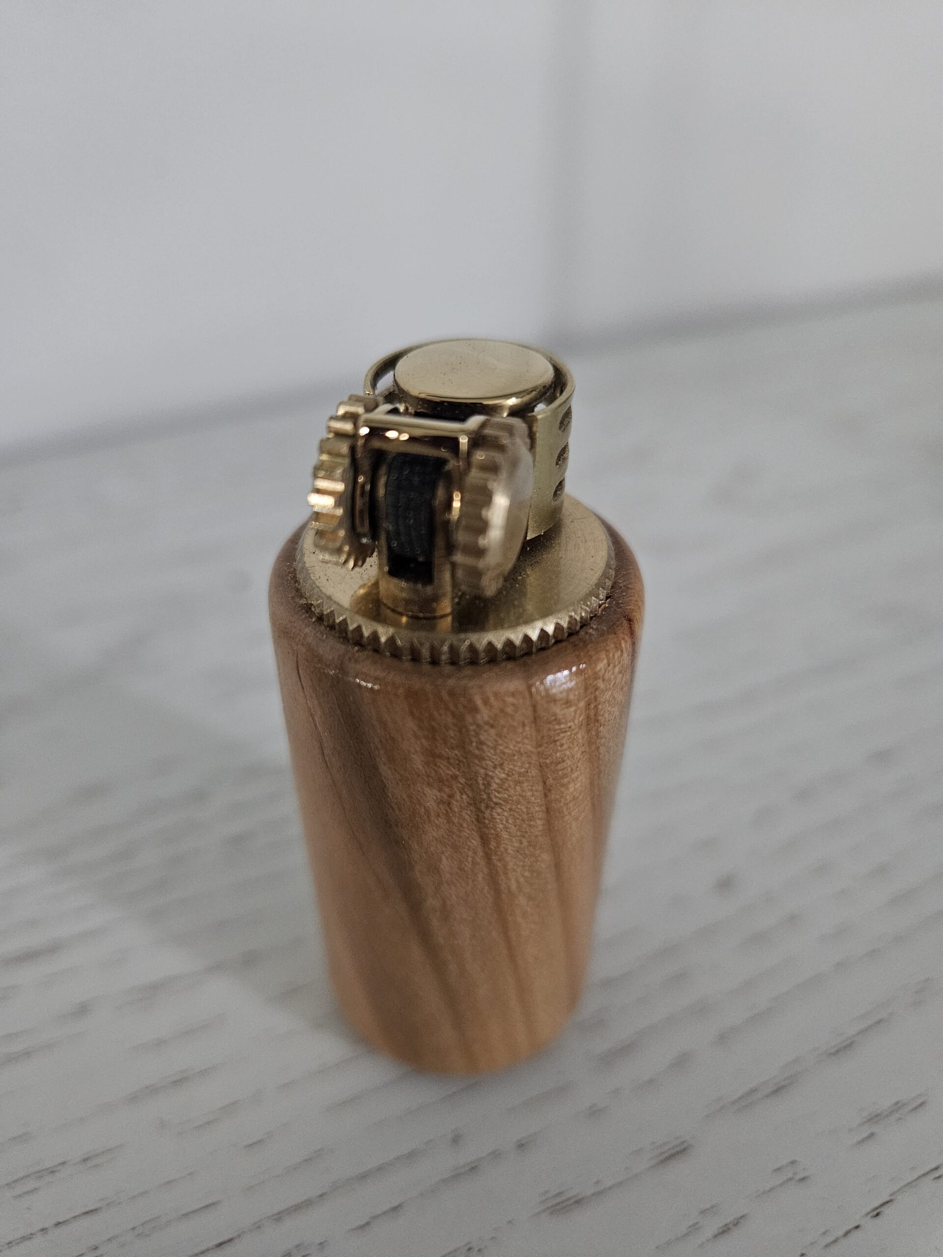 Briquet à essence en bois de cerisier – Image 2