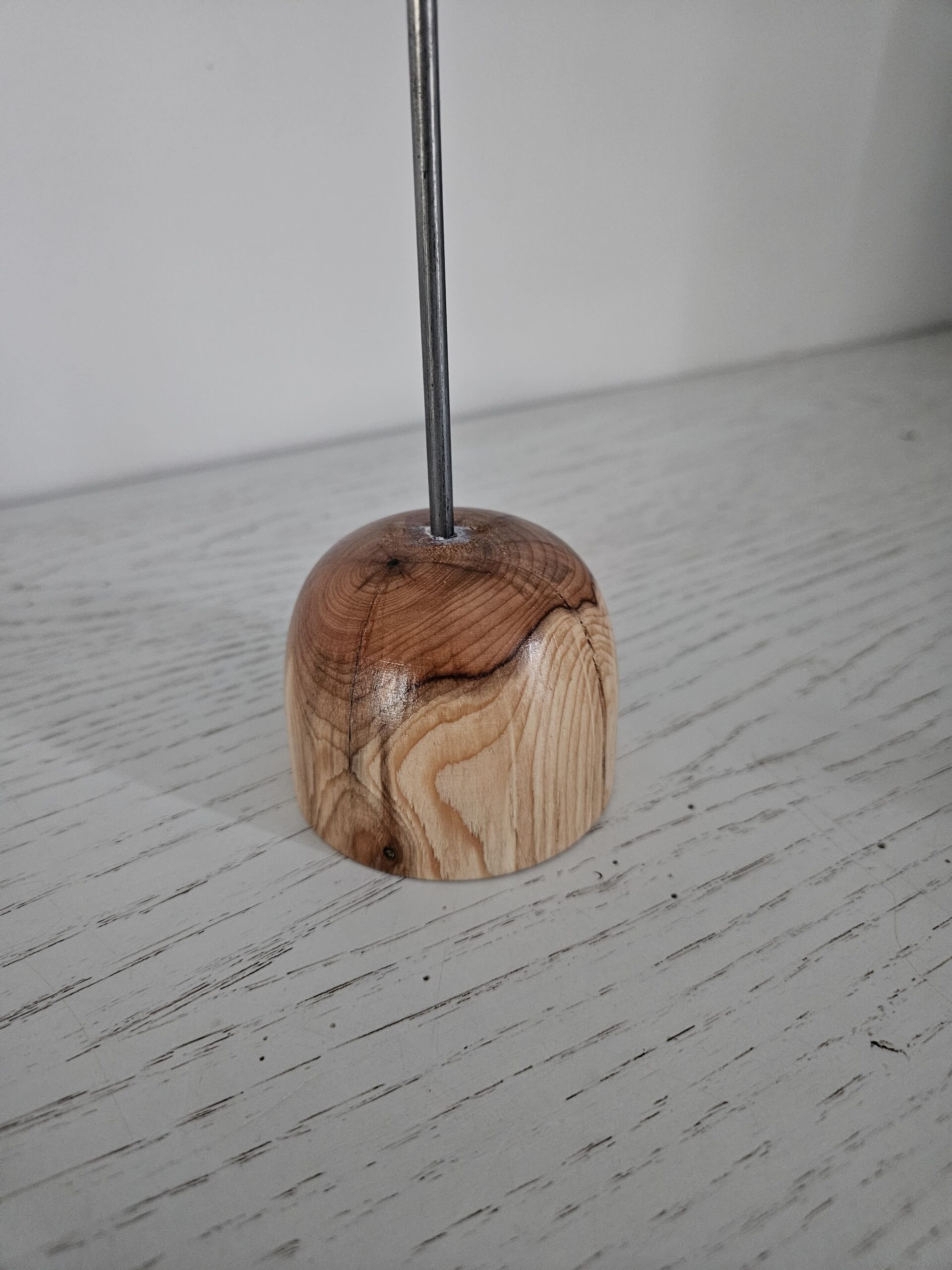 Oiseau sur tige en bois de cade, socle en If – Image 3