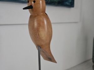 Sculpture artisanale d’un oiseau en bois de cade sur socle en if