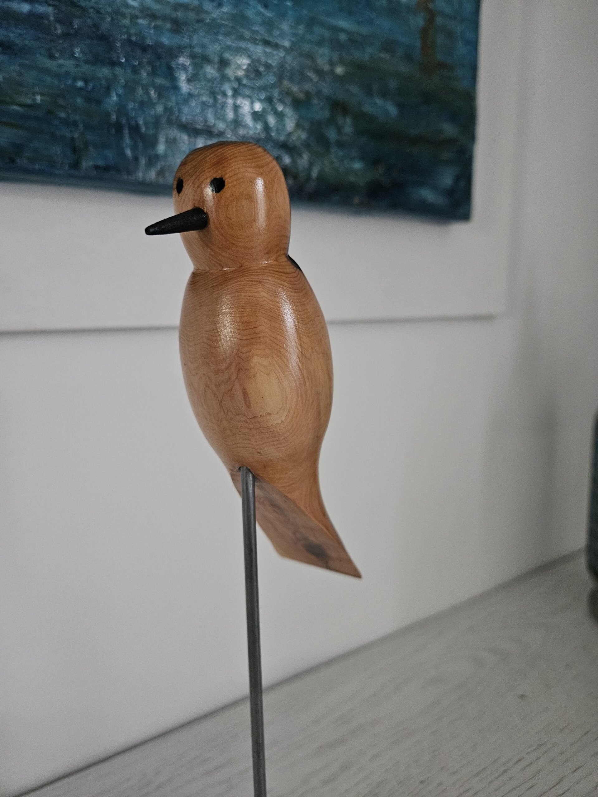Sculpture artisanale d’un oiseau en bois de cade sur socle en if