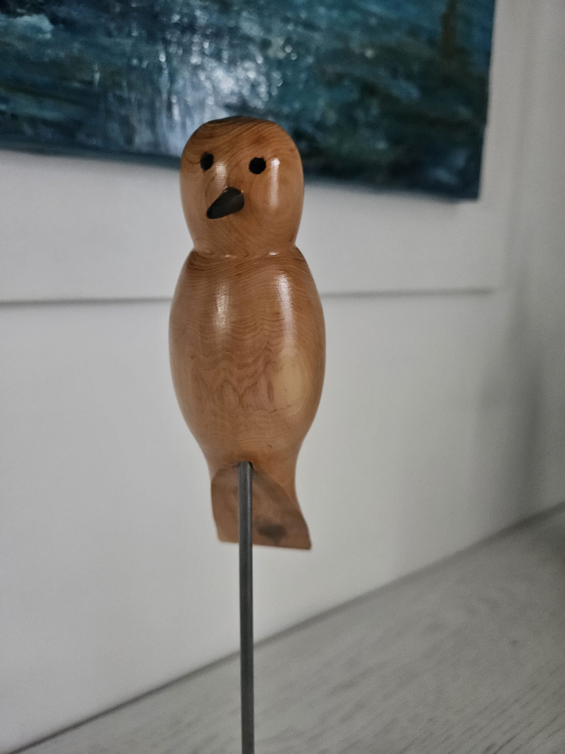 Oiseau sur tige en bois de cade, socle en If – Image 2