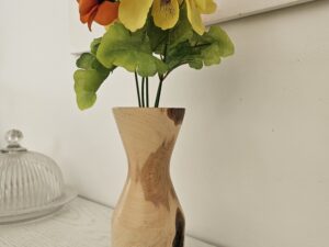 Vase artisanal en bois de cade, fabriqué en Provence. Pièce unique au parfum naturel, idéale pour une décoration végétale et authentique.