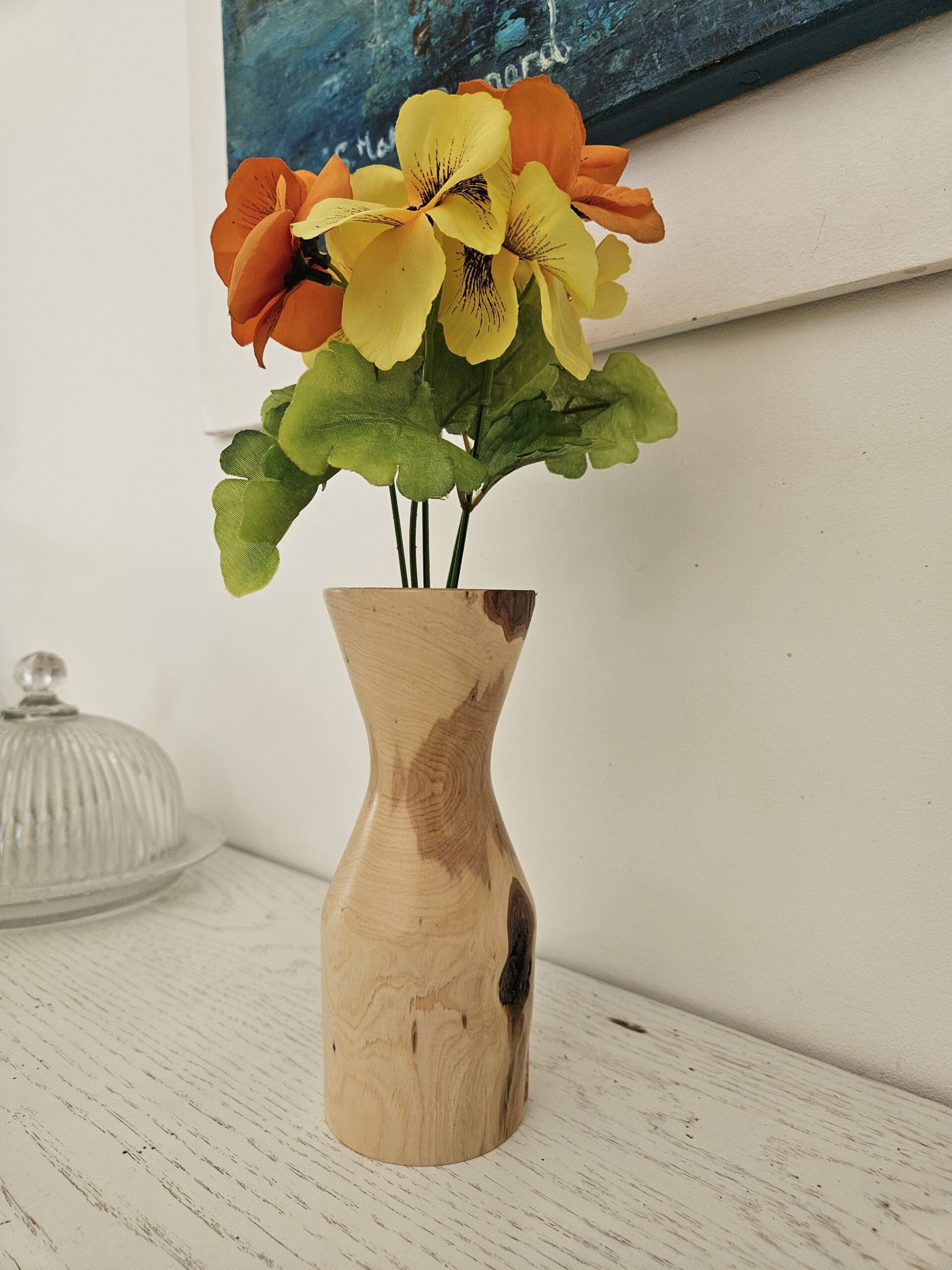 Vase artisanal en bois de cade, fabriqué en Provence. Pièce unique au parfum naturel, idéale pour une décoration végétale et authentique.