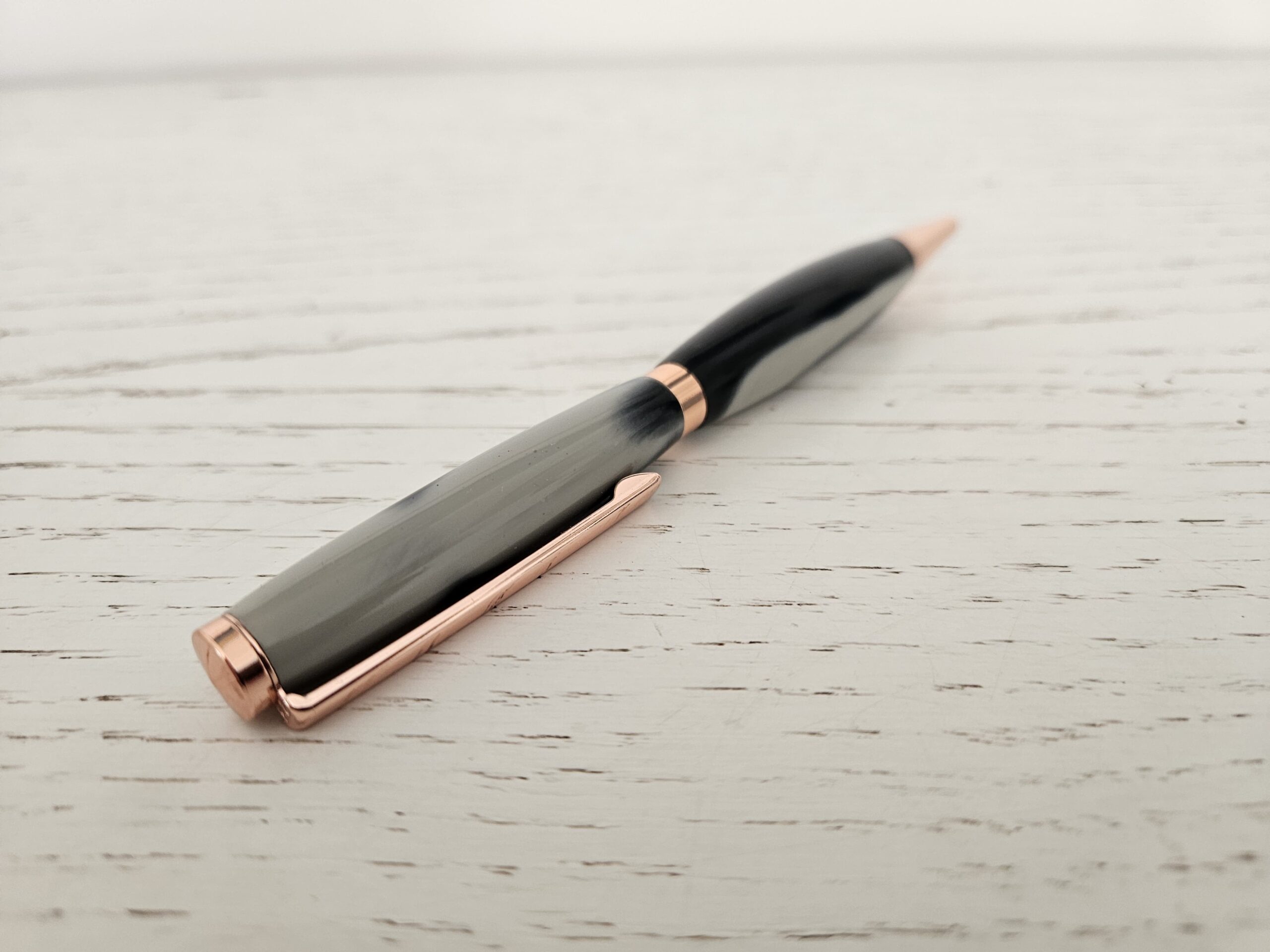 Stylo bille en résine (noir et gris) – Image 4