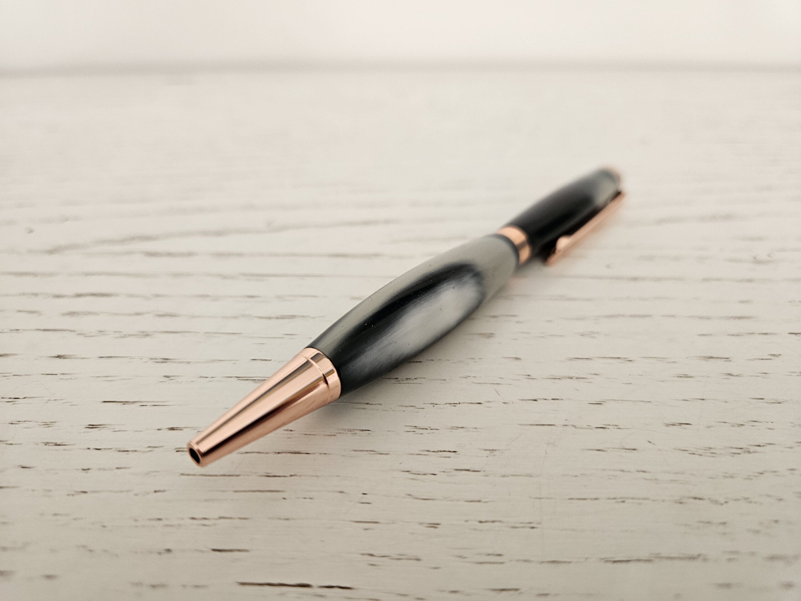 Stylo bille en résine (noir et gris) – Image 2