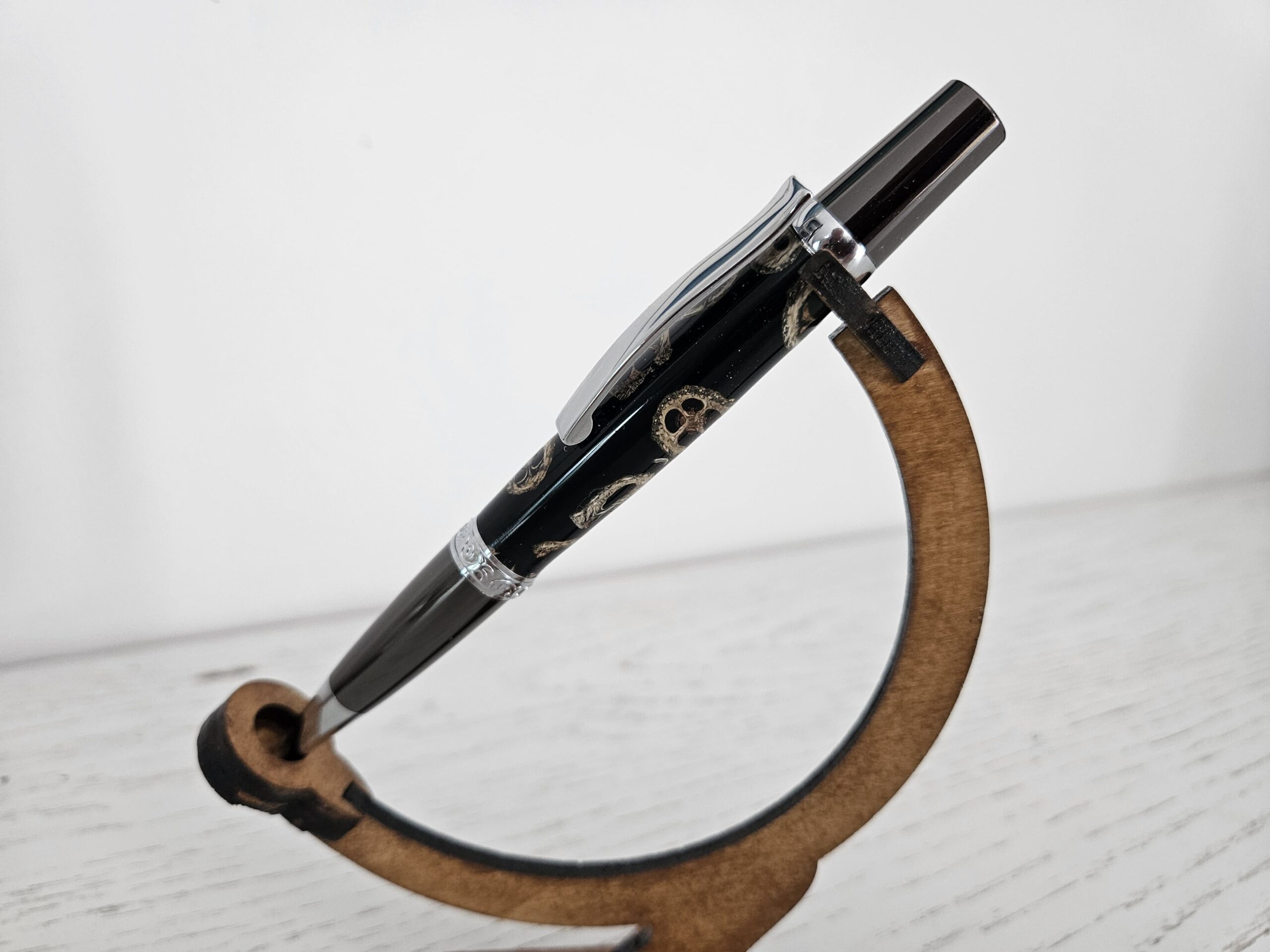 Stylo bille en résine et fleurs d'eucalyptus – Image 3