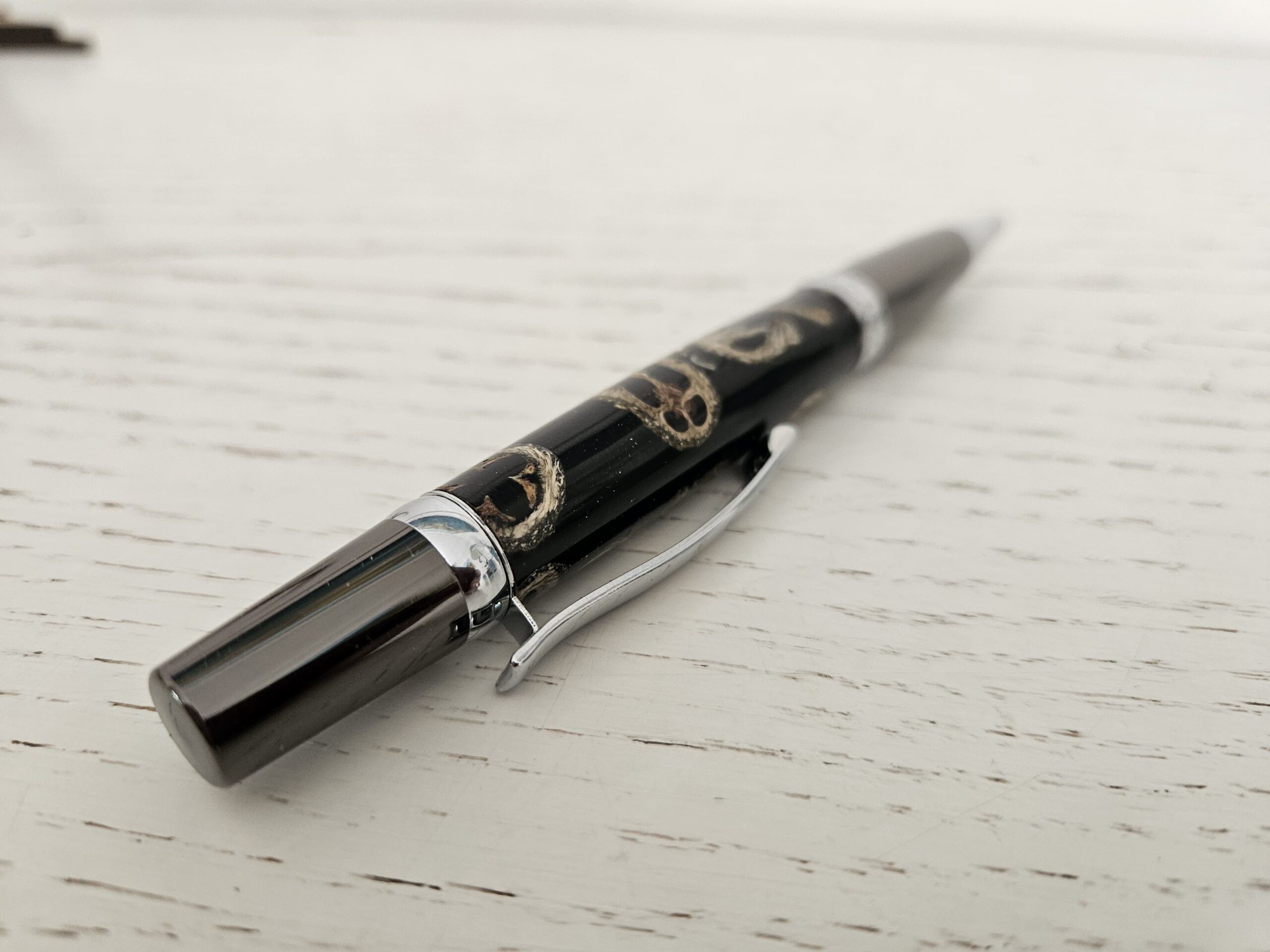 Stylo bille en résine et fleurs d'eucalyptus – Image 2