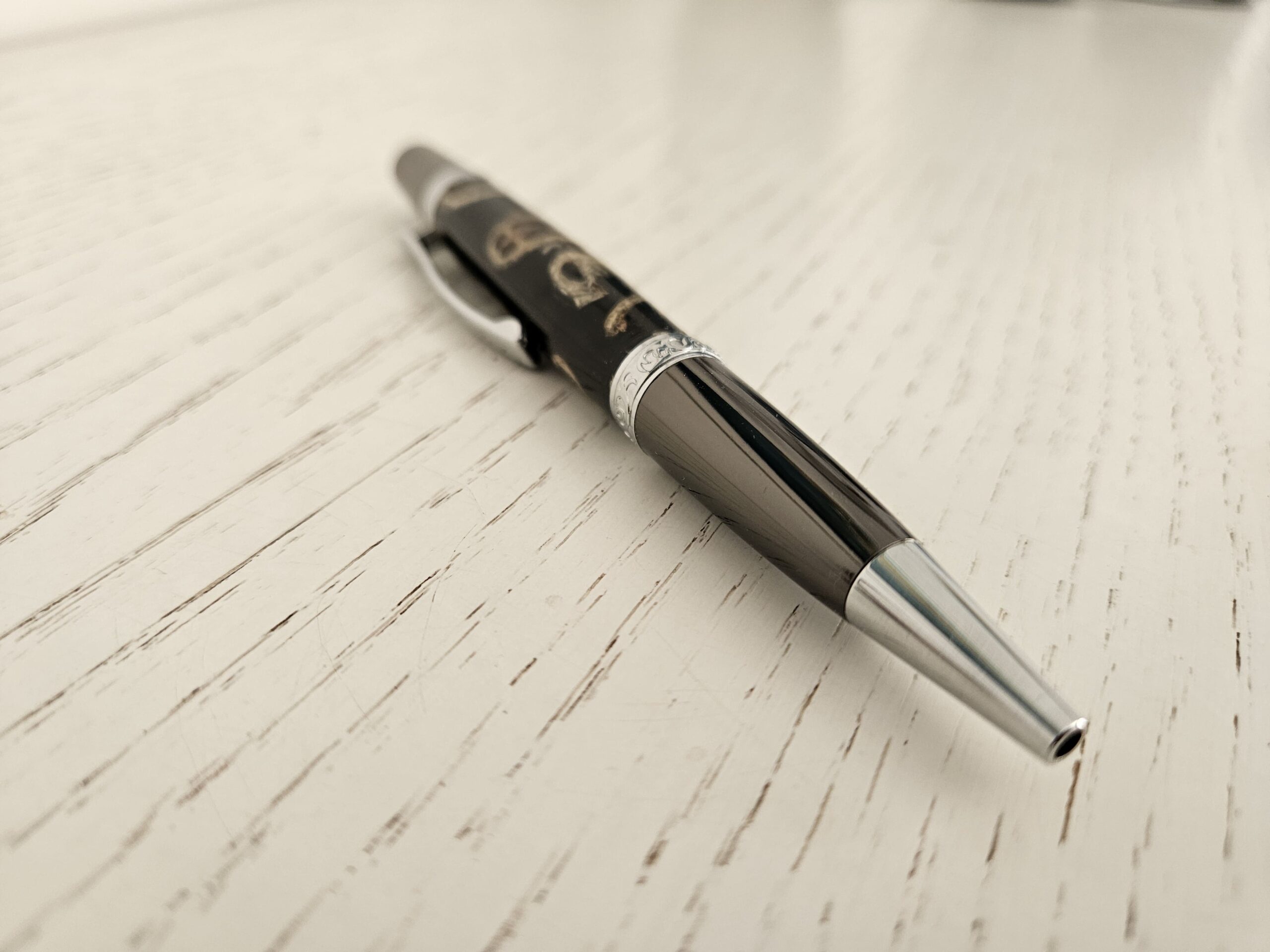 Stylo bille en résine et fleurs d'eucalyptus – Image 4