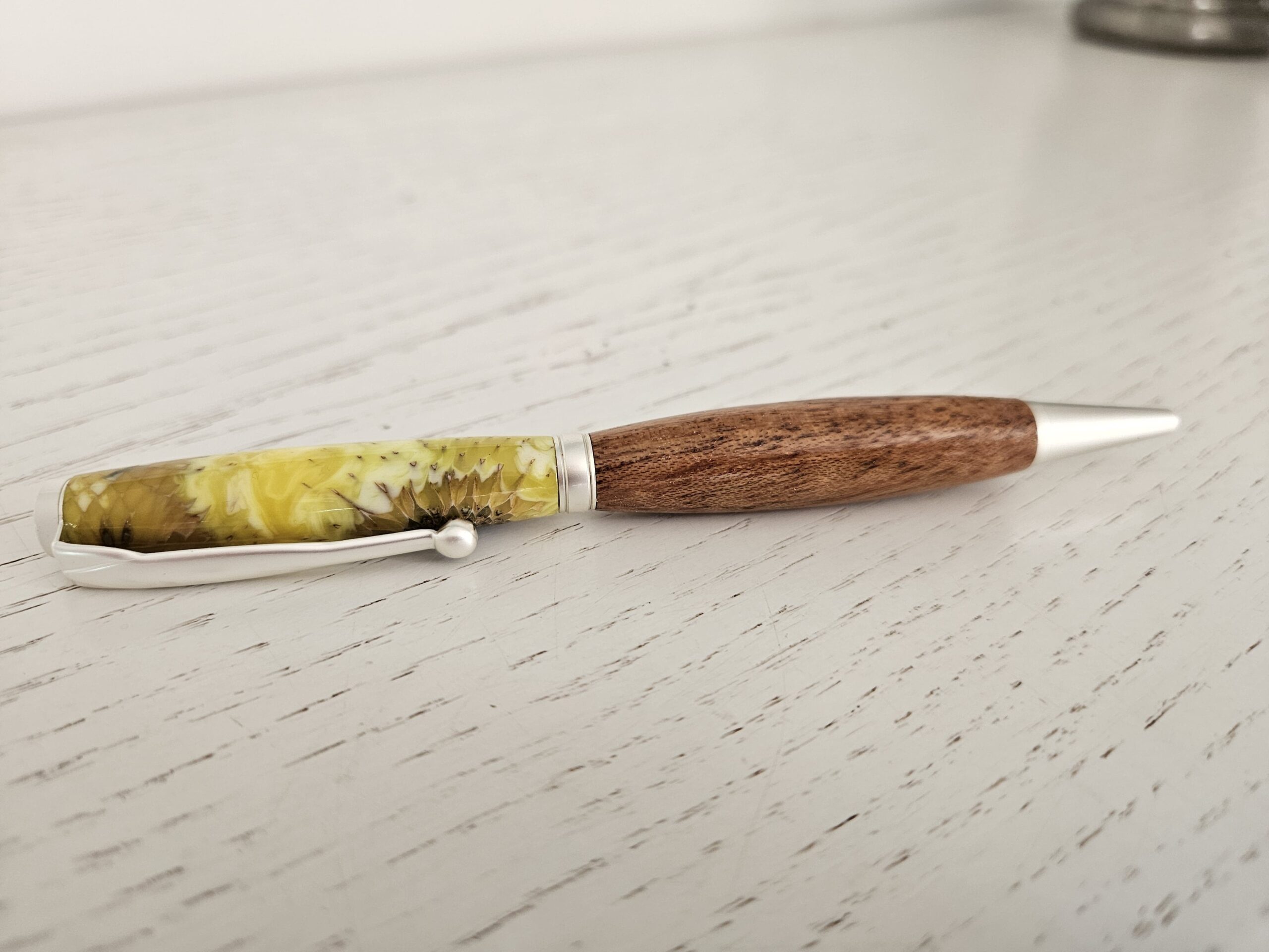 Stylo bille en bois et résine – Image 3