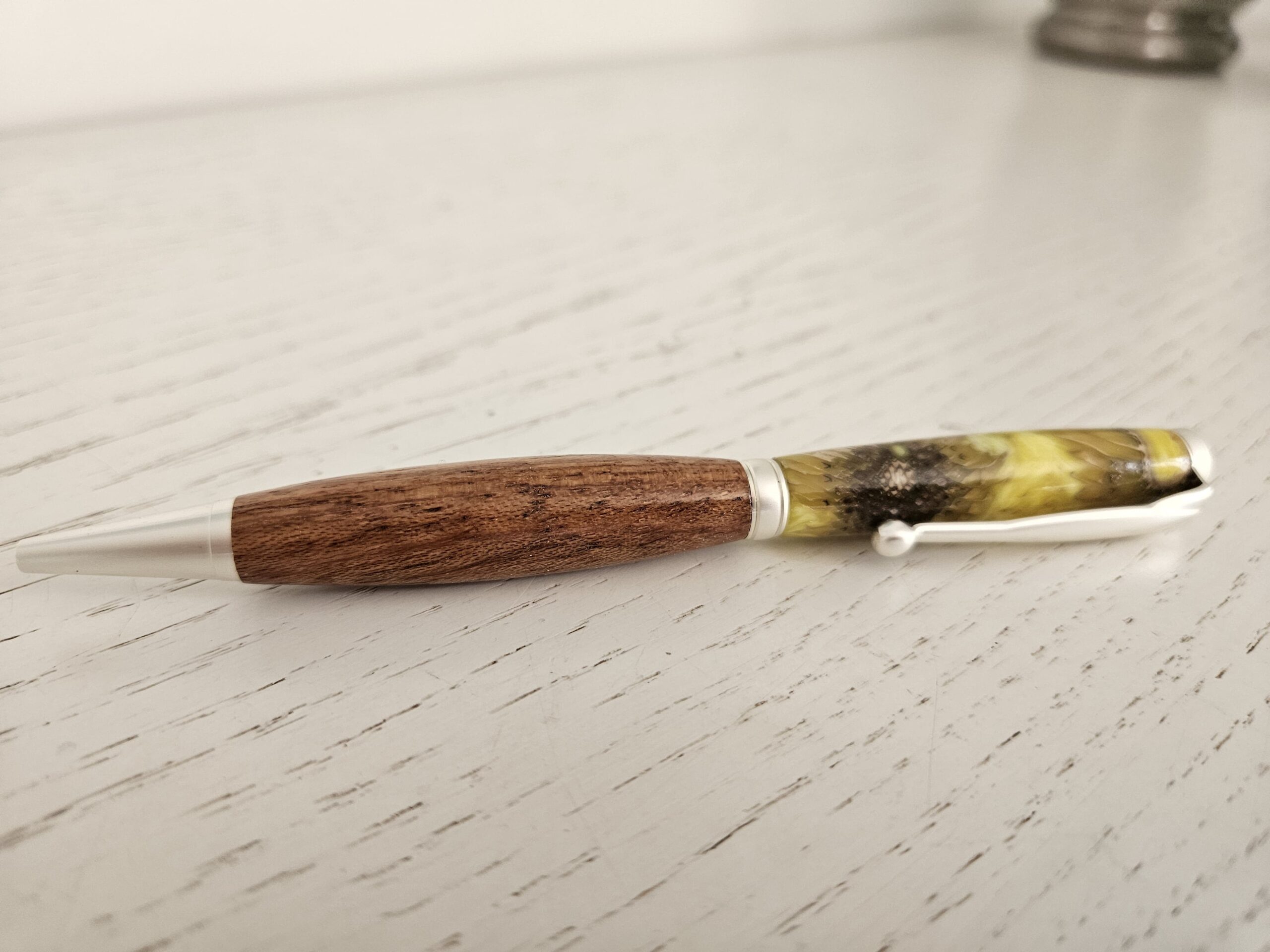 Stylo bille en bois et résine – Image 2