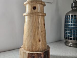 Phare en bois de tuya
