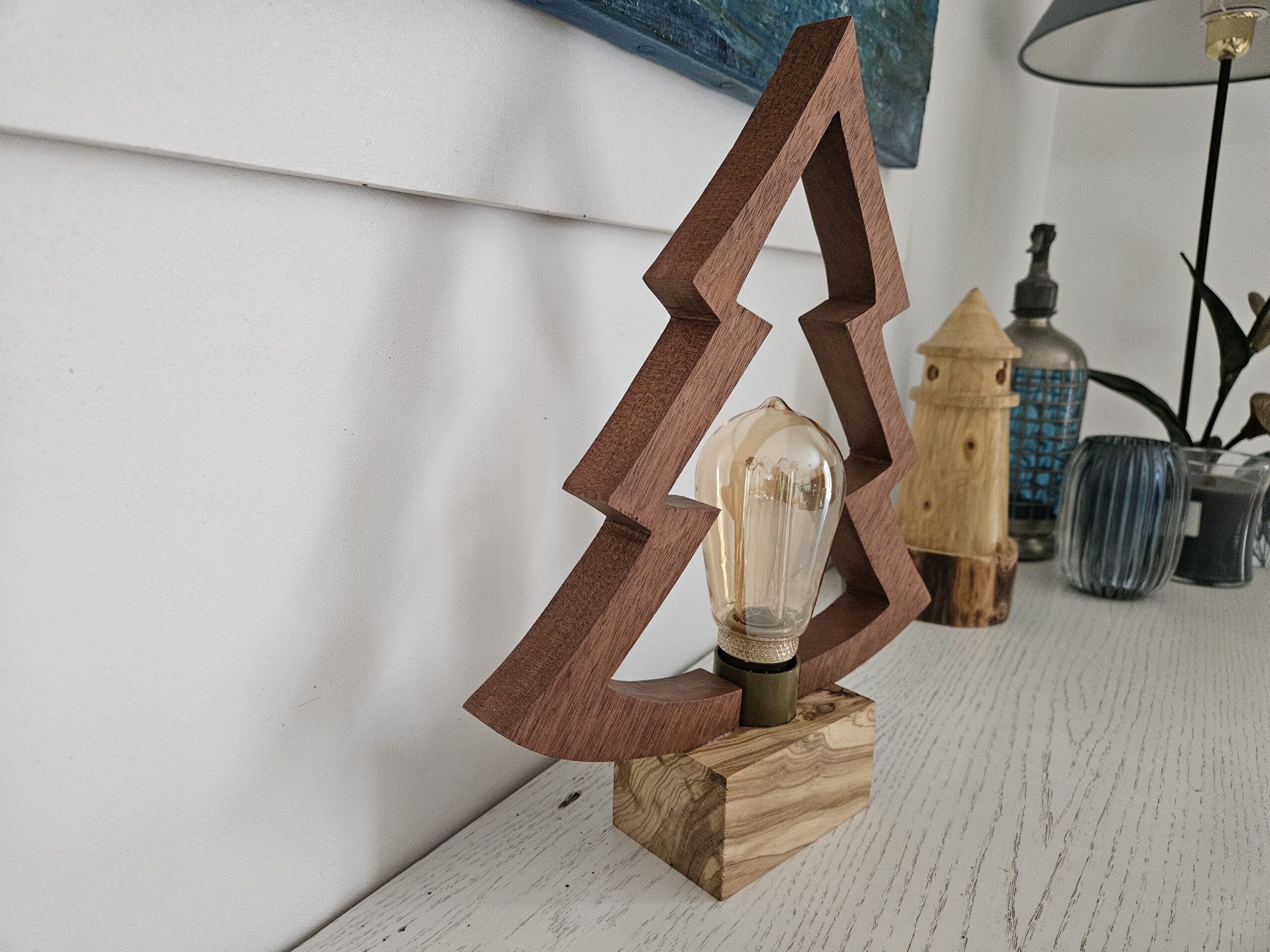Lampe artisanale en forme de sapin de Noël (en bois exotique et d'olivier) – Image 3