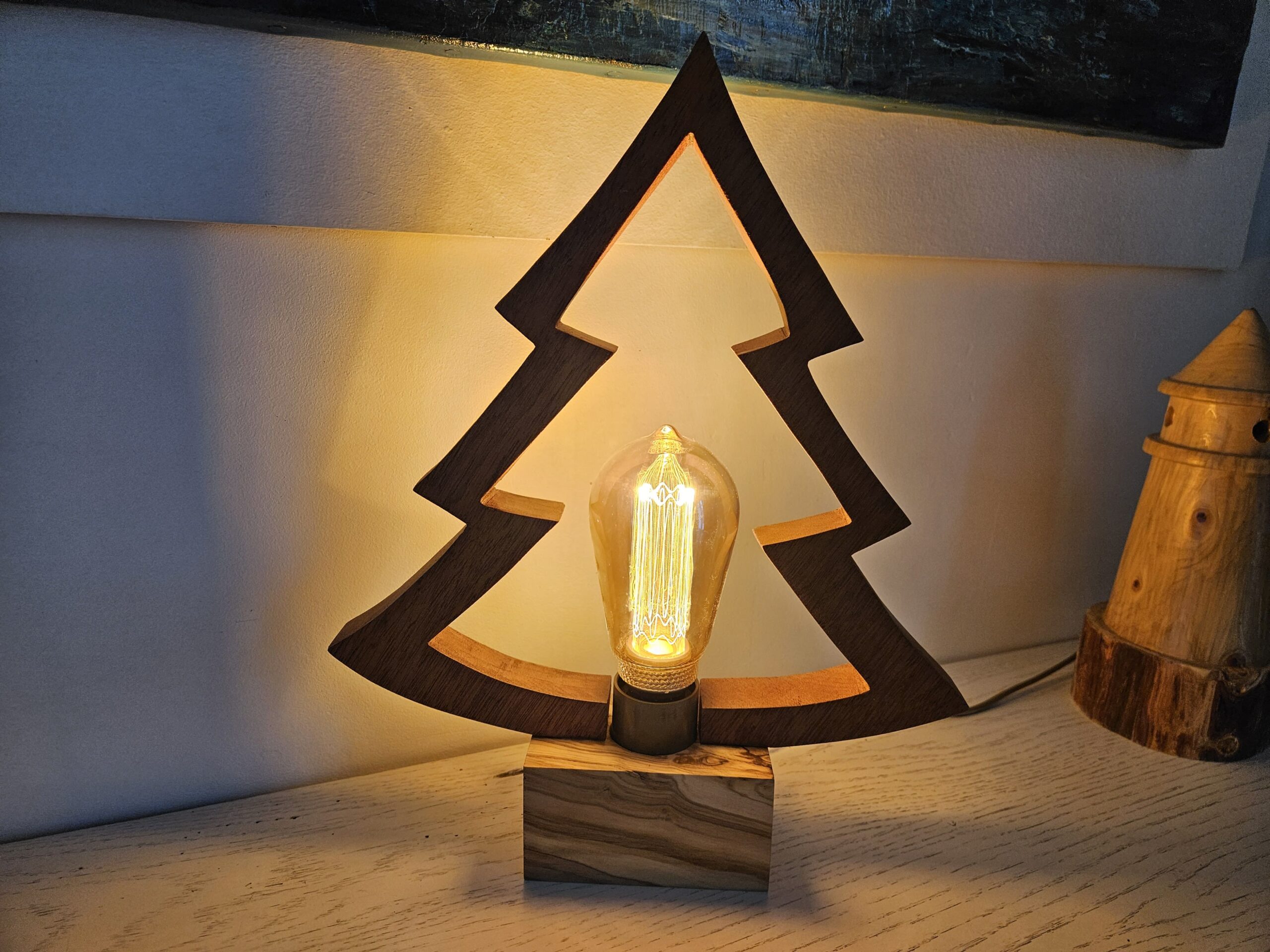 Lampe artisanale en forme de sapin de Noël (en bois exotique et d'olivier) – Image 6