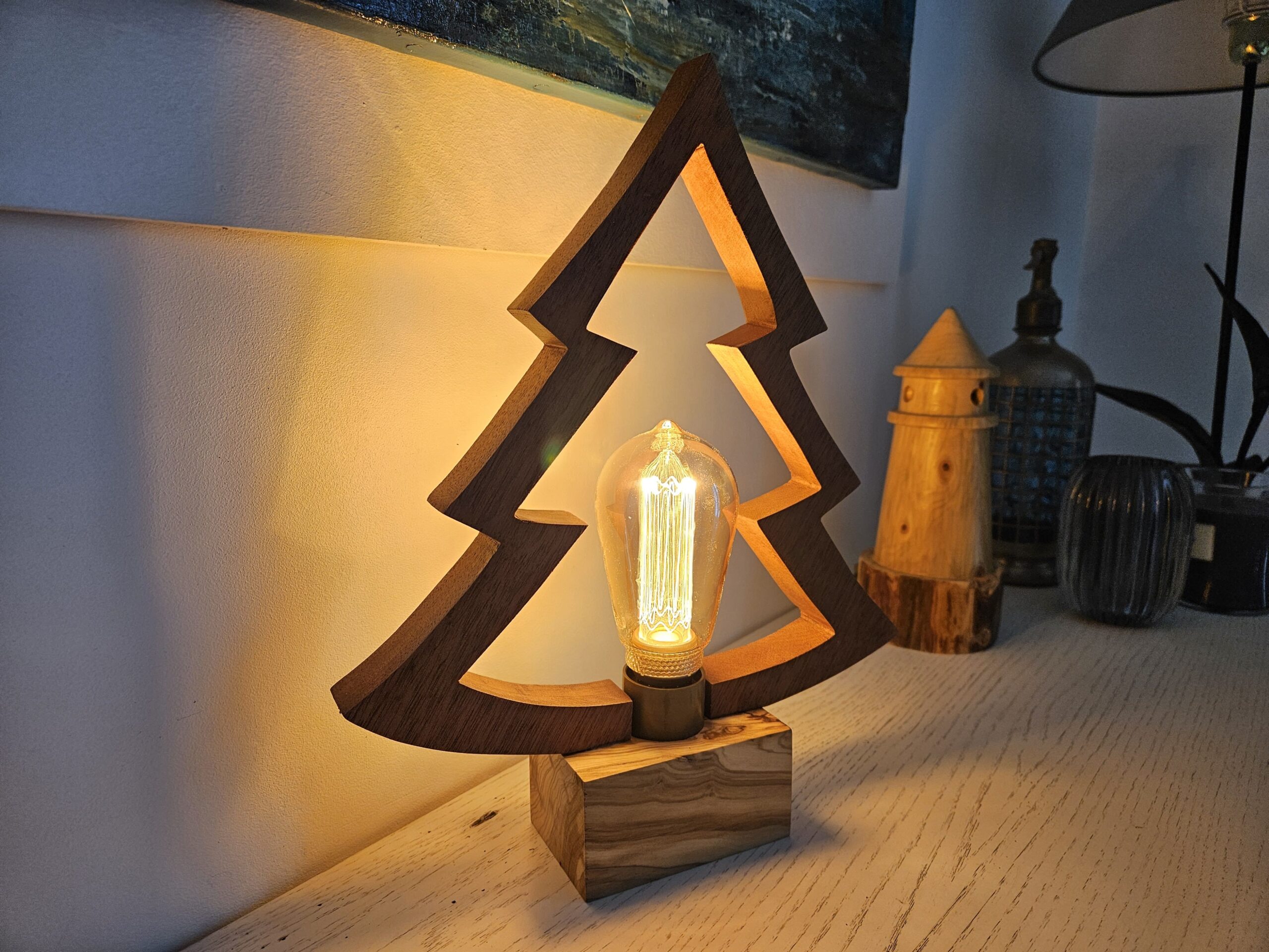 Lampe artisanale en forme de sapin de Noël (en bois exotique et d'olivier) – Image 4