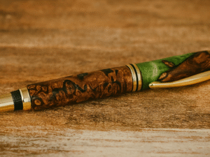 Stylo plume en bois et résine