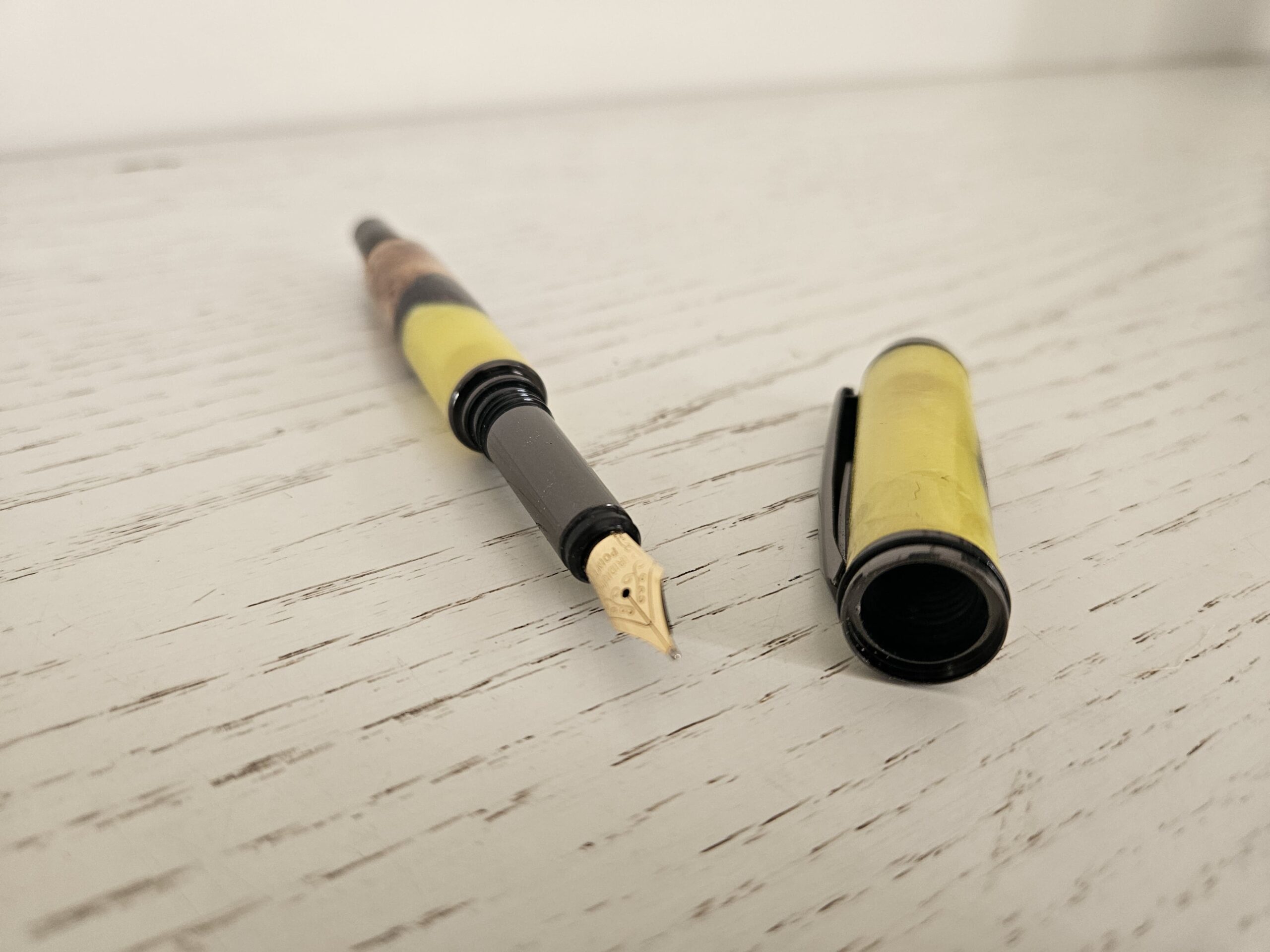 Stylo plume en bois et résine – Image 5