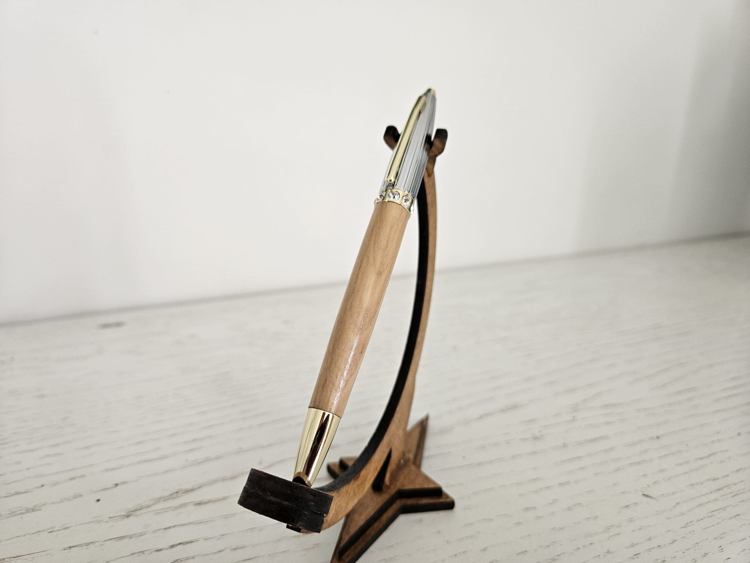 Stylo bille en bois d’olivier – L’élégance méditerranéenne au bout des doigts – Image 3