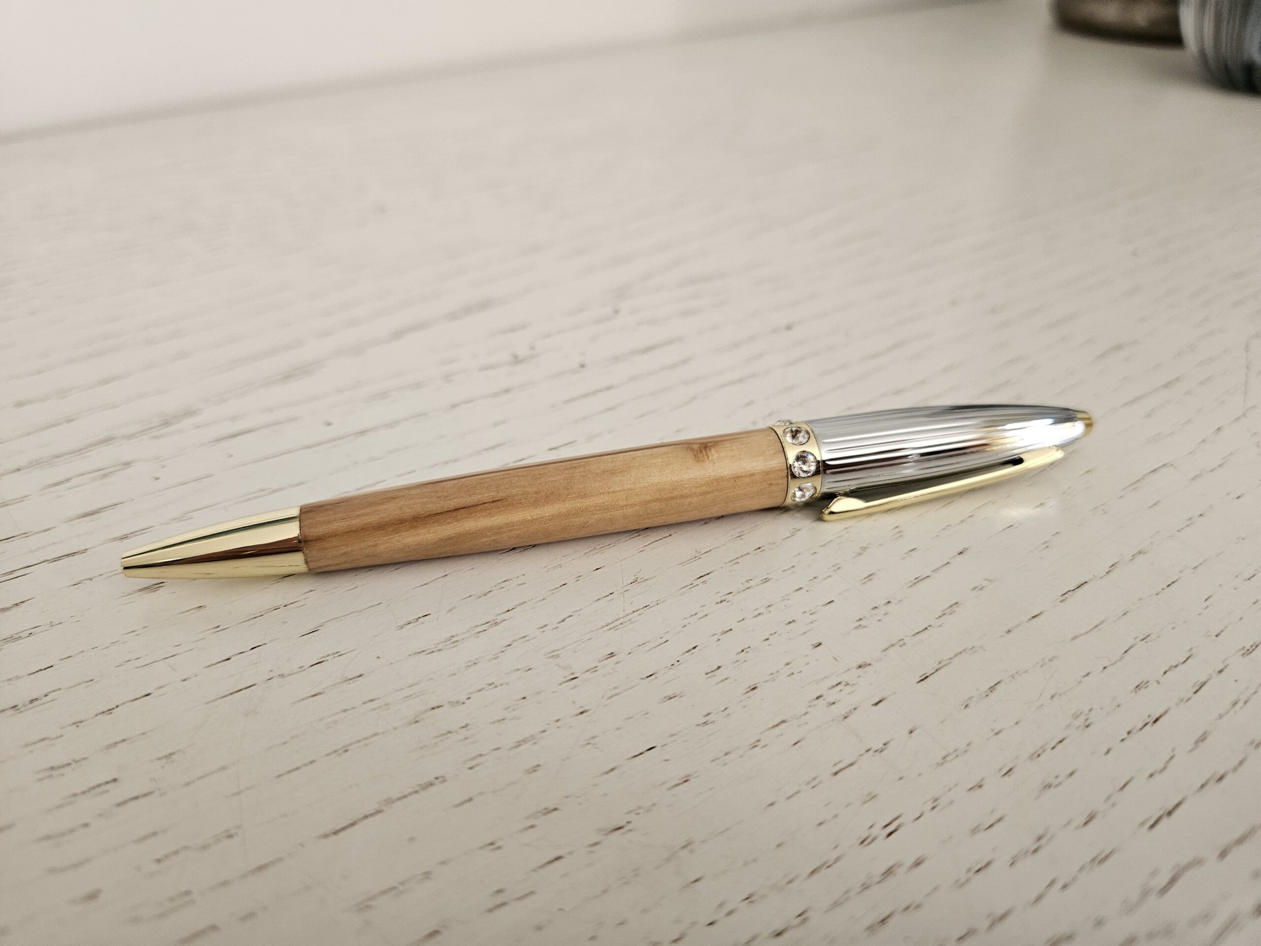 Stylo bille en bois d’olivier – L’élégance méditerranéenne au bout des doigts – Image 4
