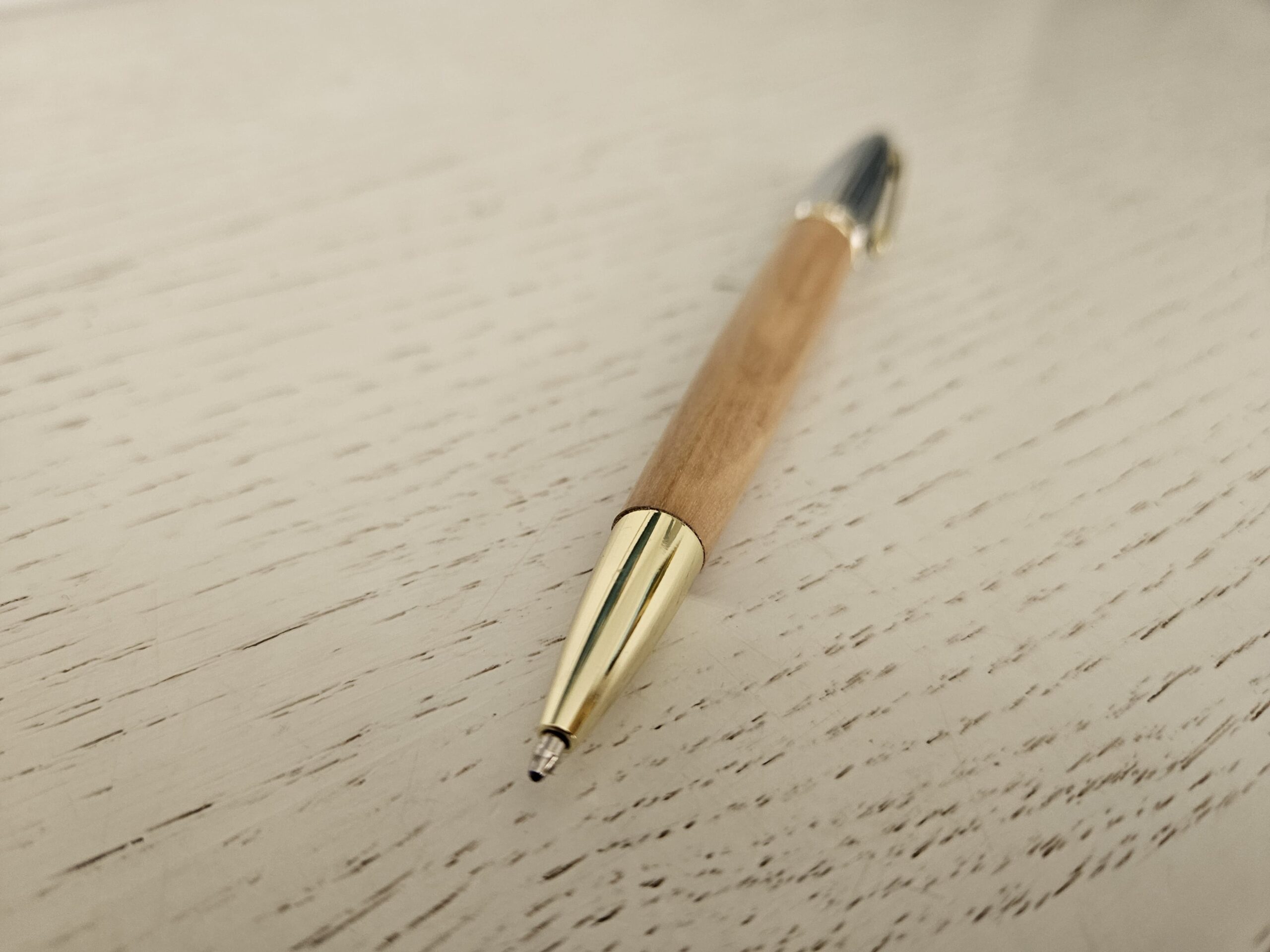 Stylo bille en bois d’olivier – L’élégance méditerranéenne au bout des doigts – Image 2