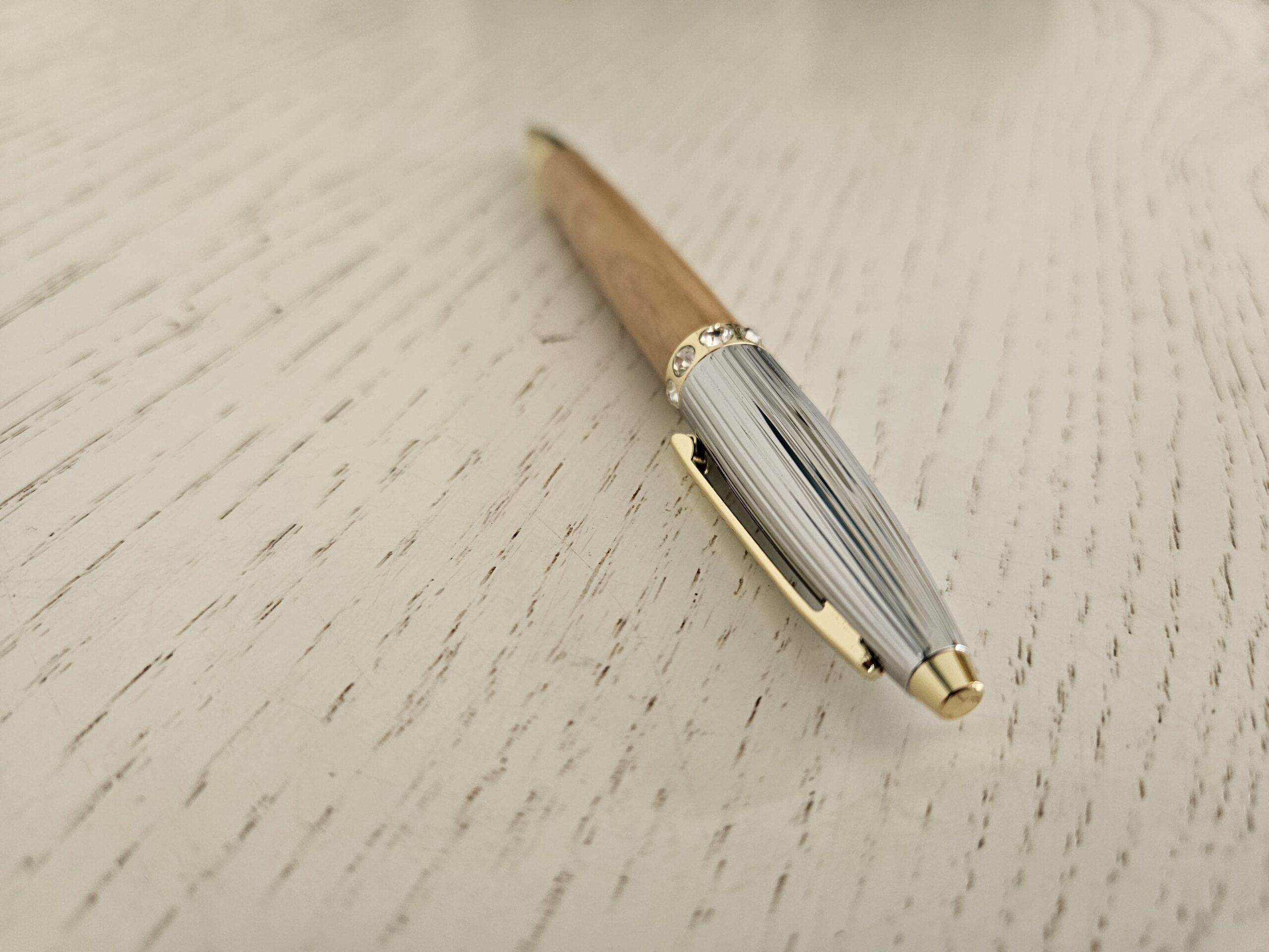 Stylo bille en bois d’olivier – L’élégance méditerranéenne au bout des doigts – Image 5