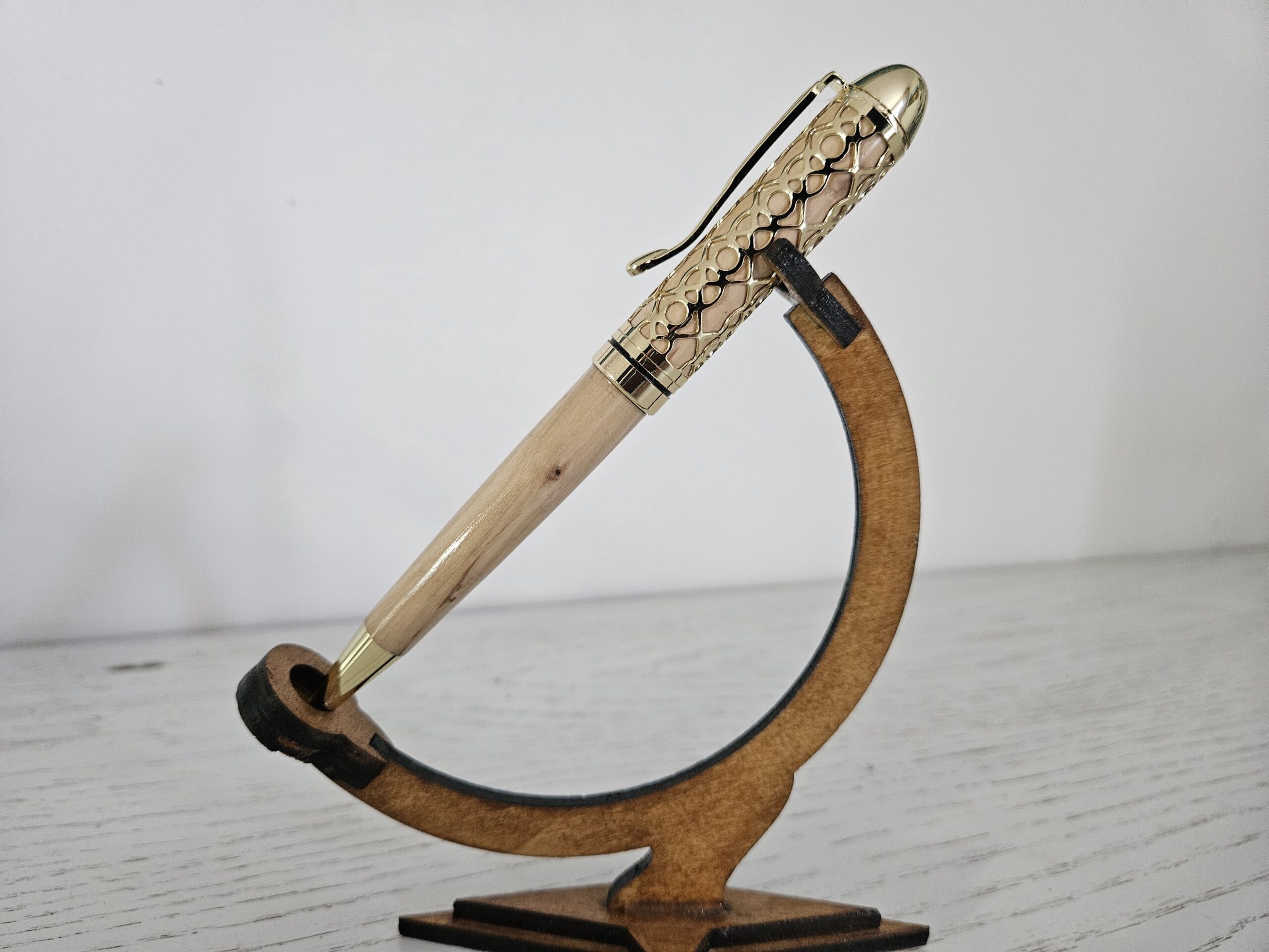 Stylo bille en bois d'olivier "L'Estello" - une étoile d’élégance dans votre main. – Image 5