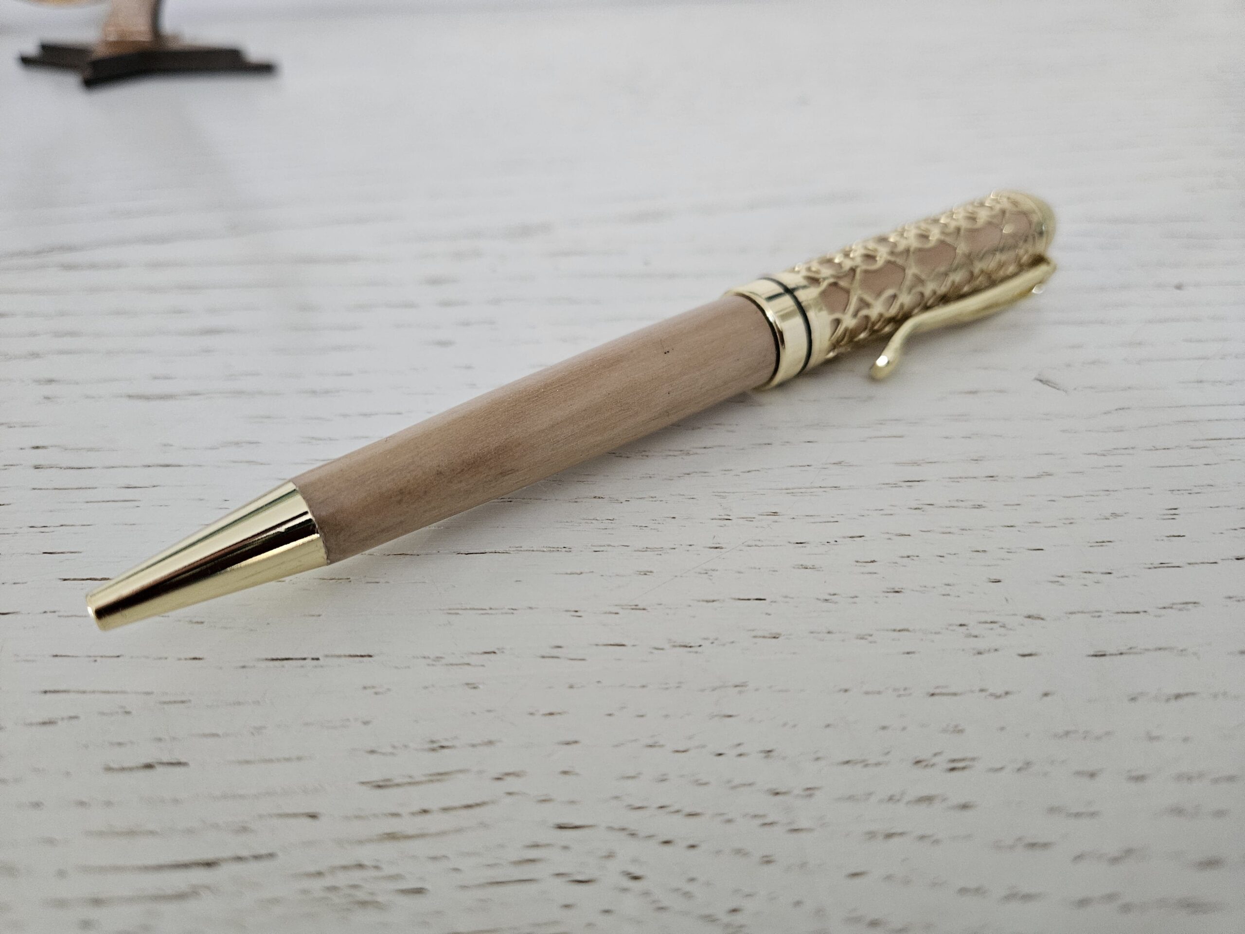 Stylo bille en bois d'olivier "L'Estello" - une étoile d’élégance dans votre main. – Image 6