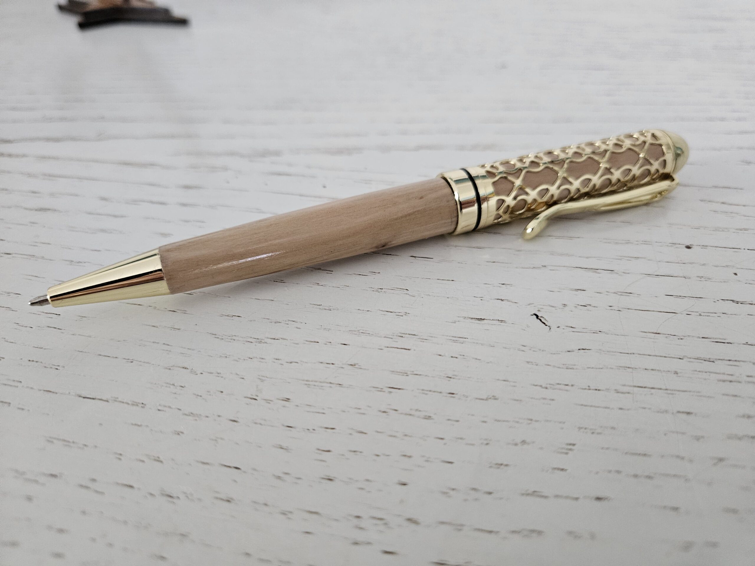 Stylo bille en bois d'olivier "L'Estello" - une étoile d’élégance dans votre main. – Image 4