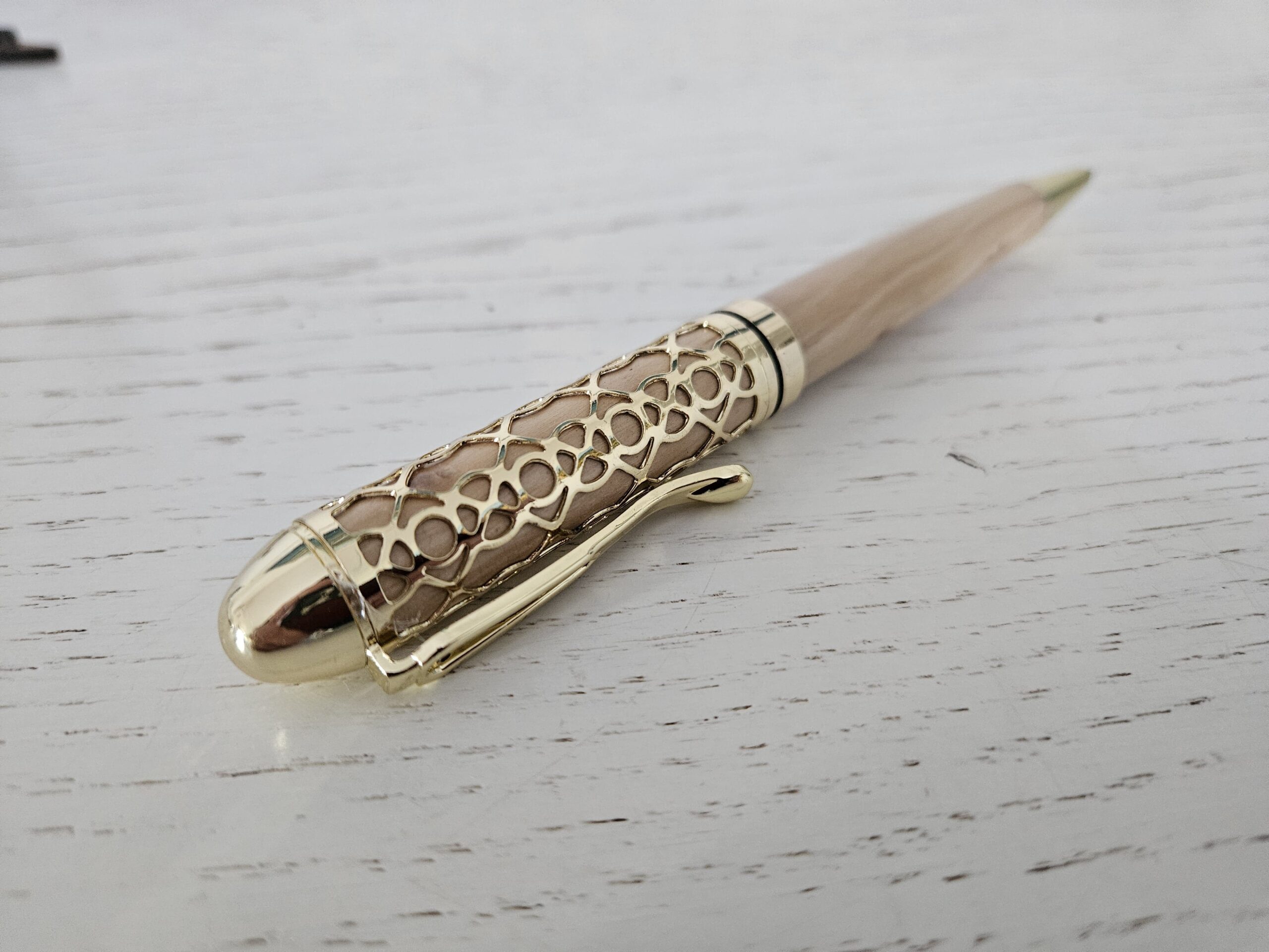 Stylo bille en bois d'olivier "L'Estello" - une étoile d’élégance dans votre main. – Image 3