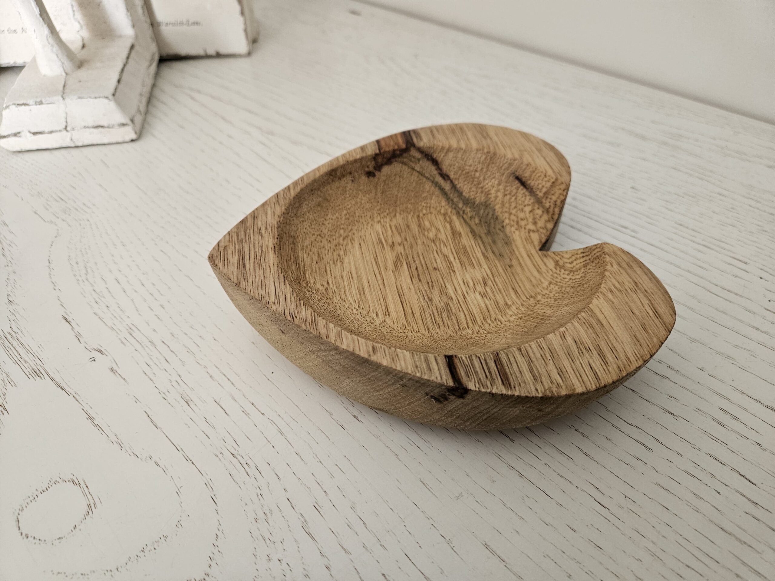 Vide‑poche en bois de fraké en forme de cœur – Image 2