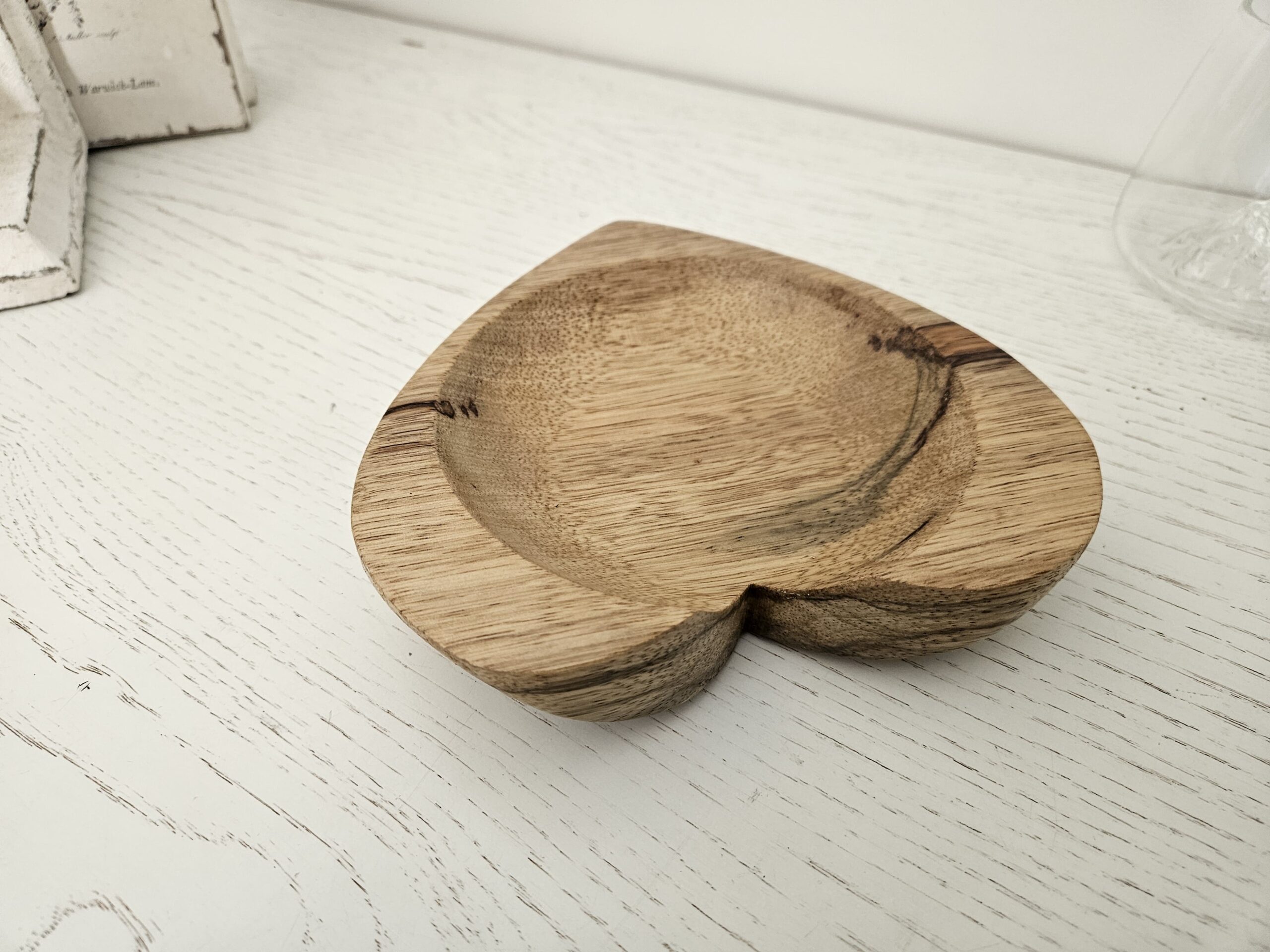 Vide‑poche en bois de fraké en forme de cœur – Image 3