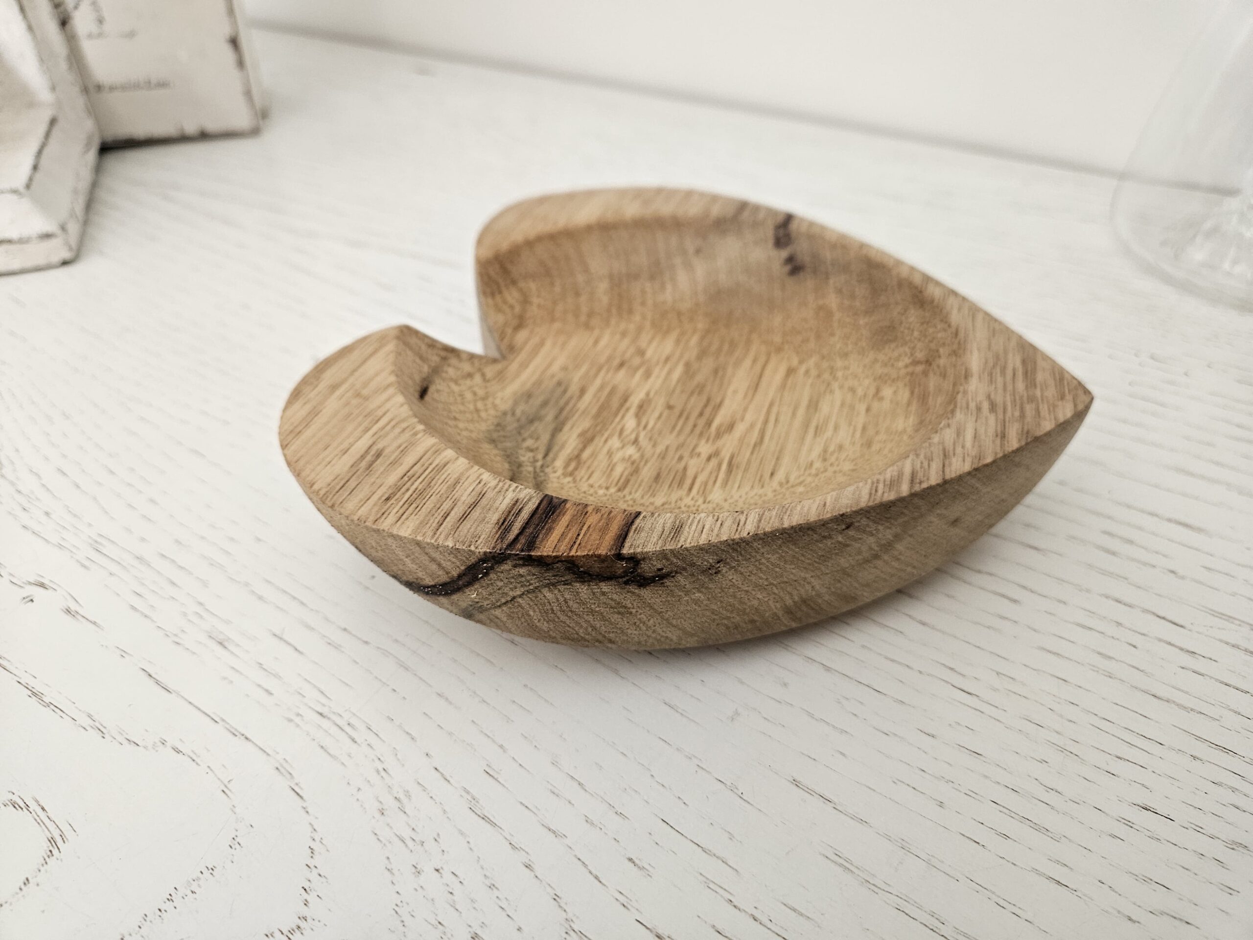 Vide‑poche en bois de fraké en forme de cœur – Image 5