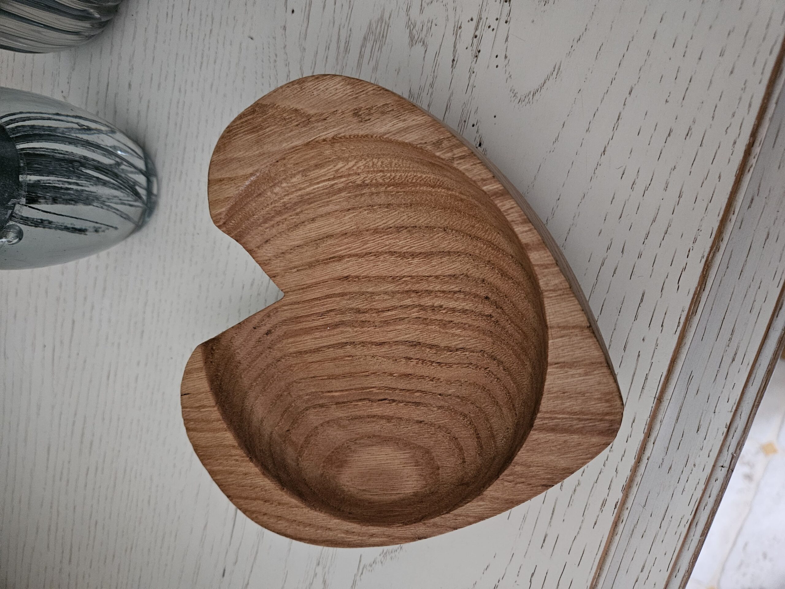 Vide‑poche en bois de chêne en forme de cœur – Image 2