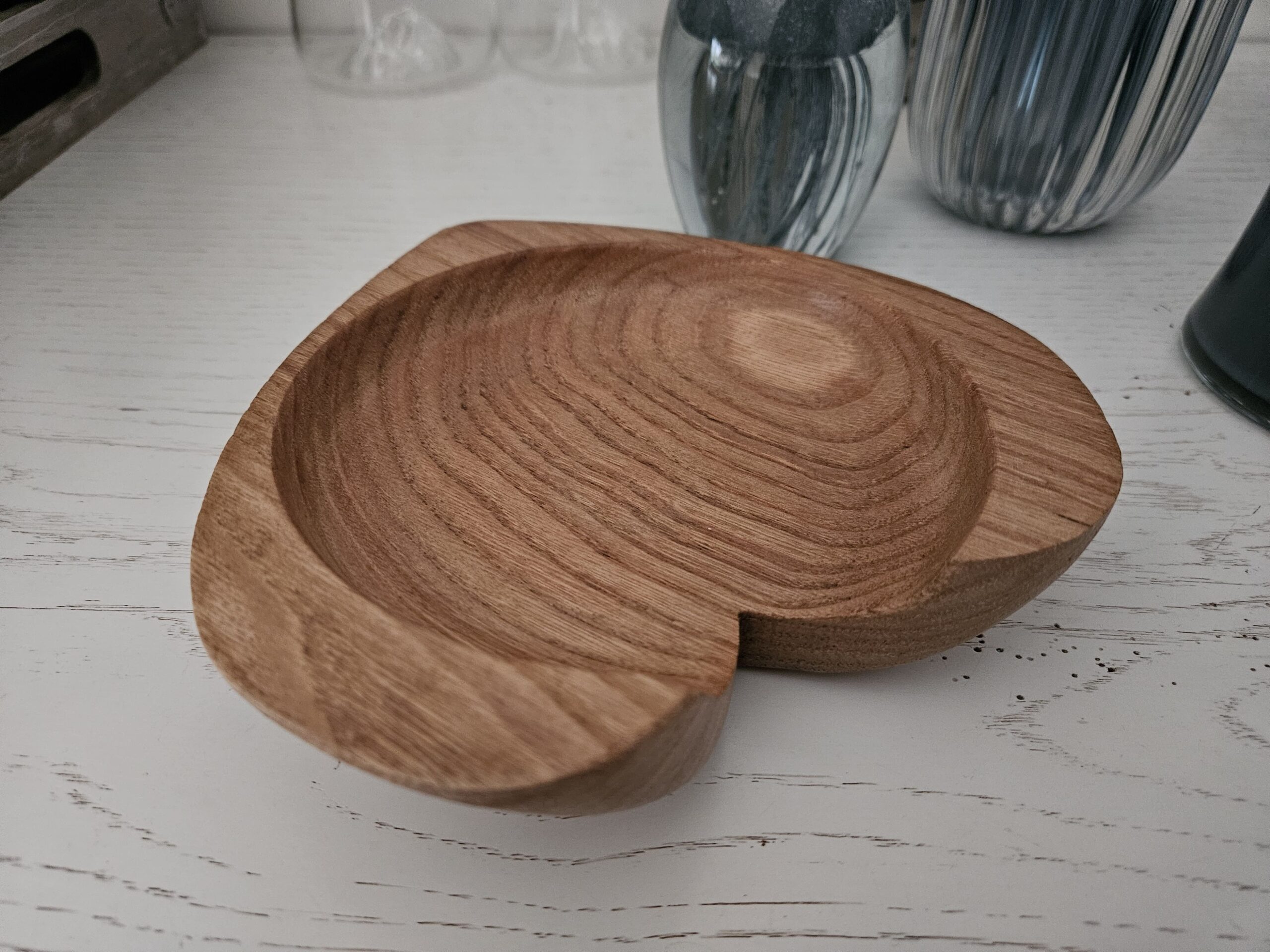 Vide‑poche en bois de chêne en forme de cœur – Image 4