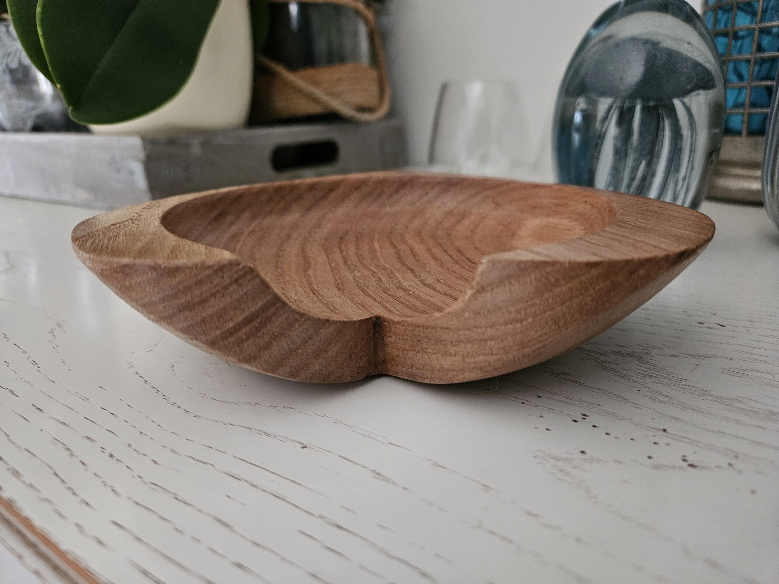 Vide‑poche en bois de chêne en forme de cœur – Image 3