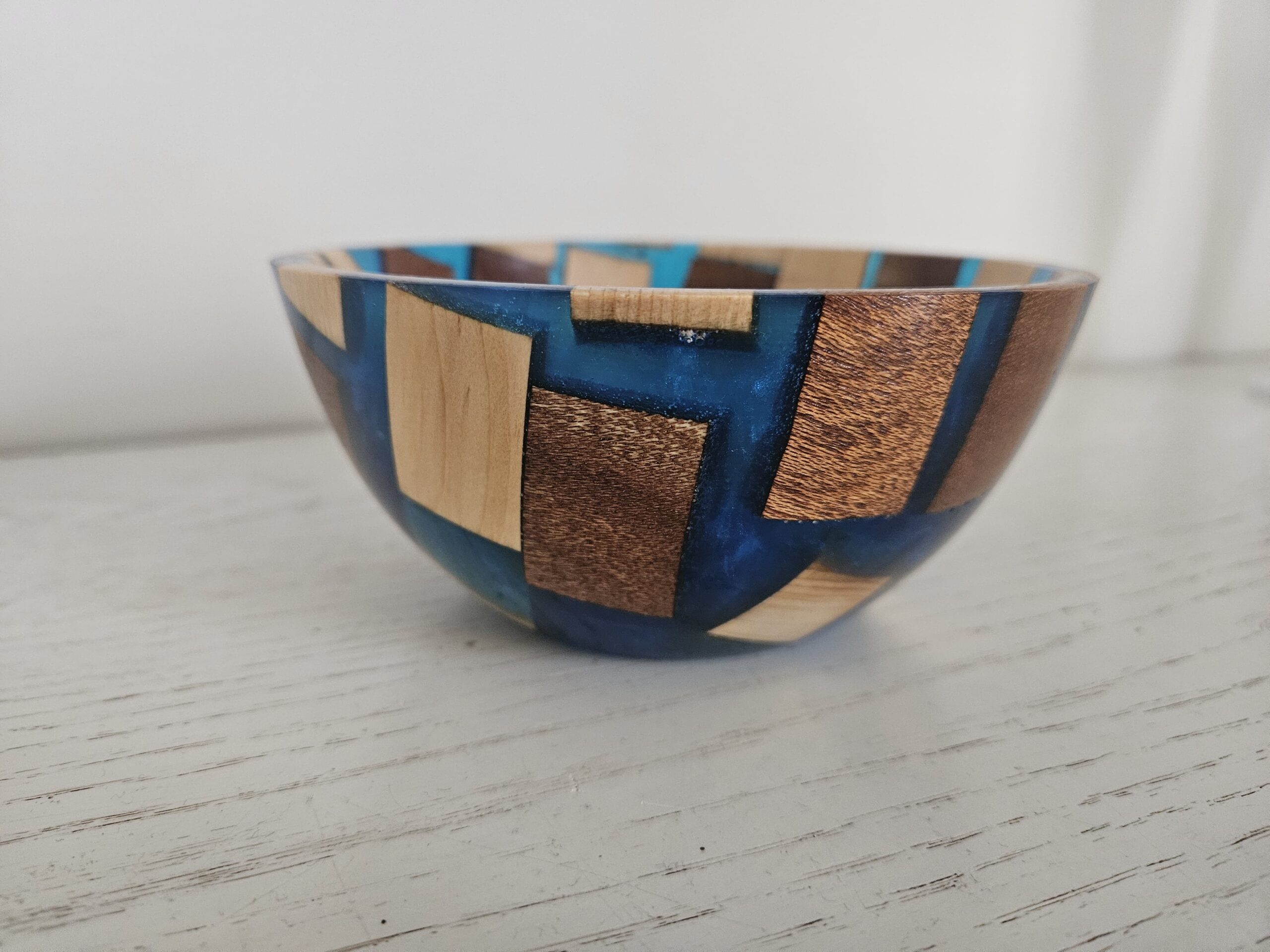 Bol en bois et résine – Image 3