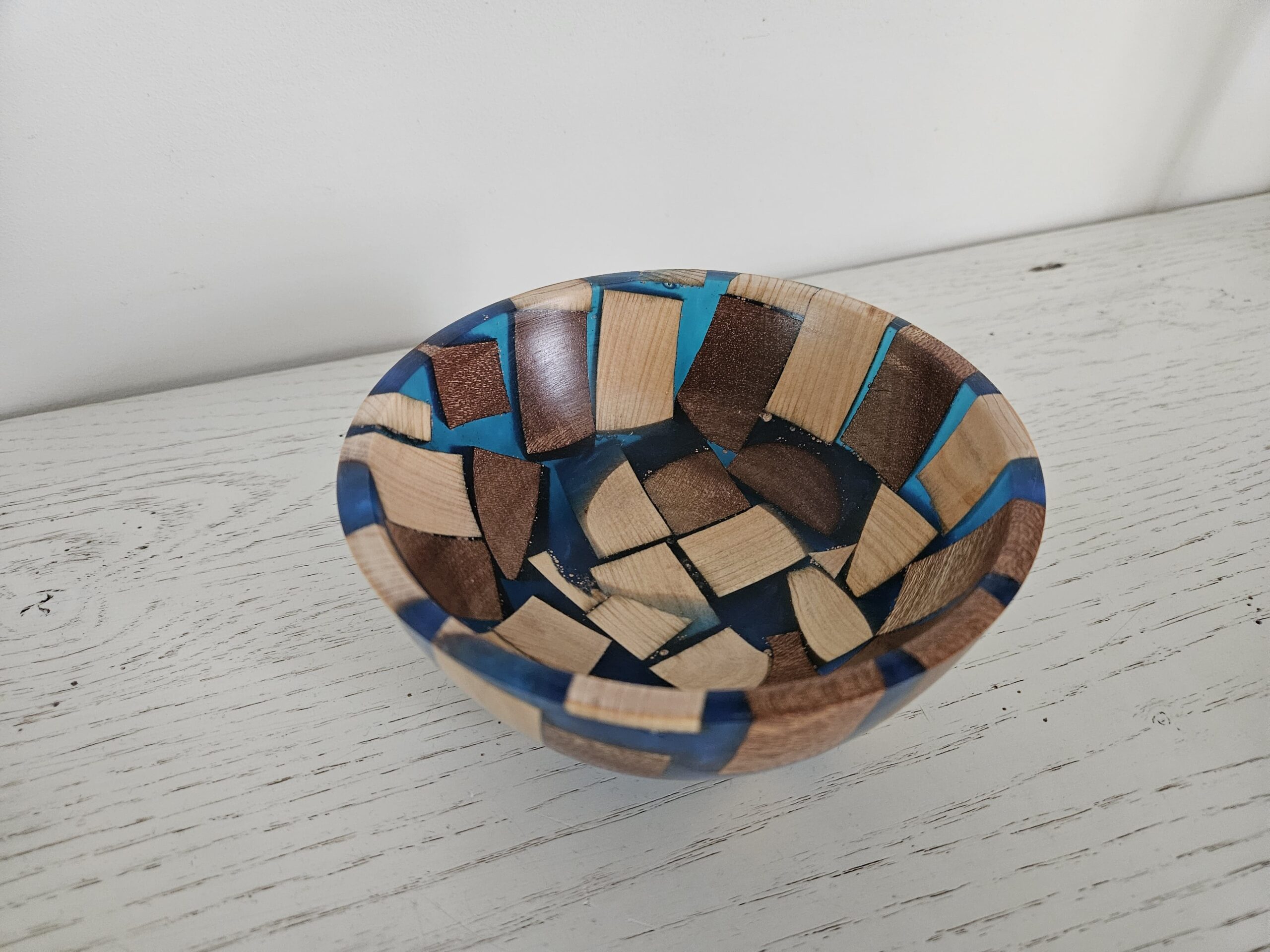 Bol en bois et résine – Image 4