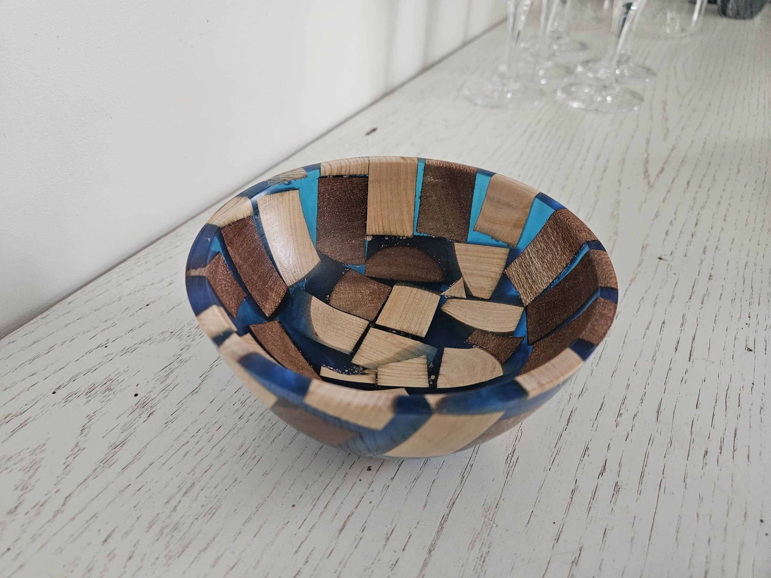 Bol en bois et résine – Image 2