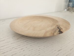assiette en bois décentré