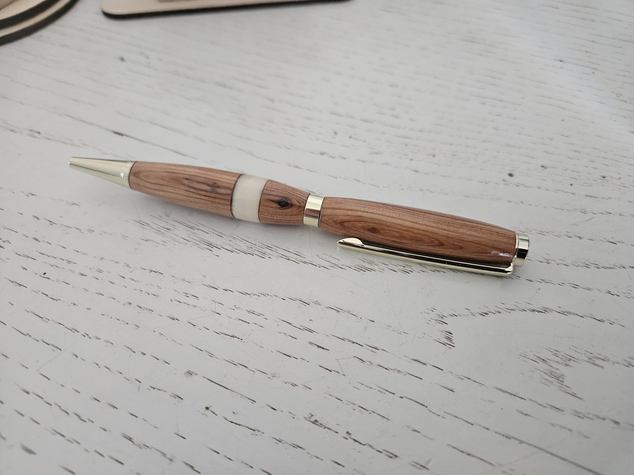 Stylo bille en bois de cade, inclusion d'os – Image 2