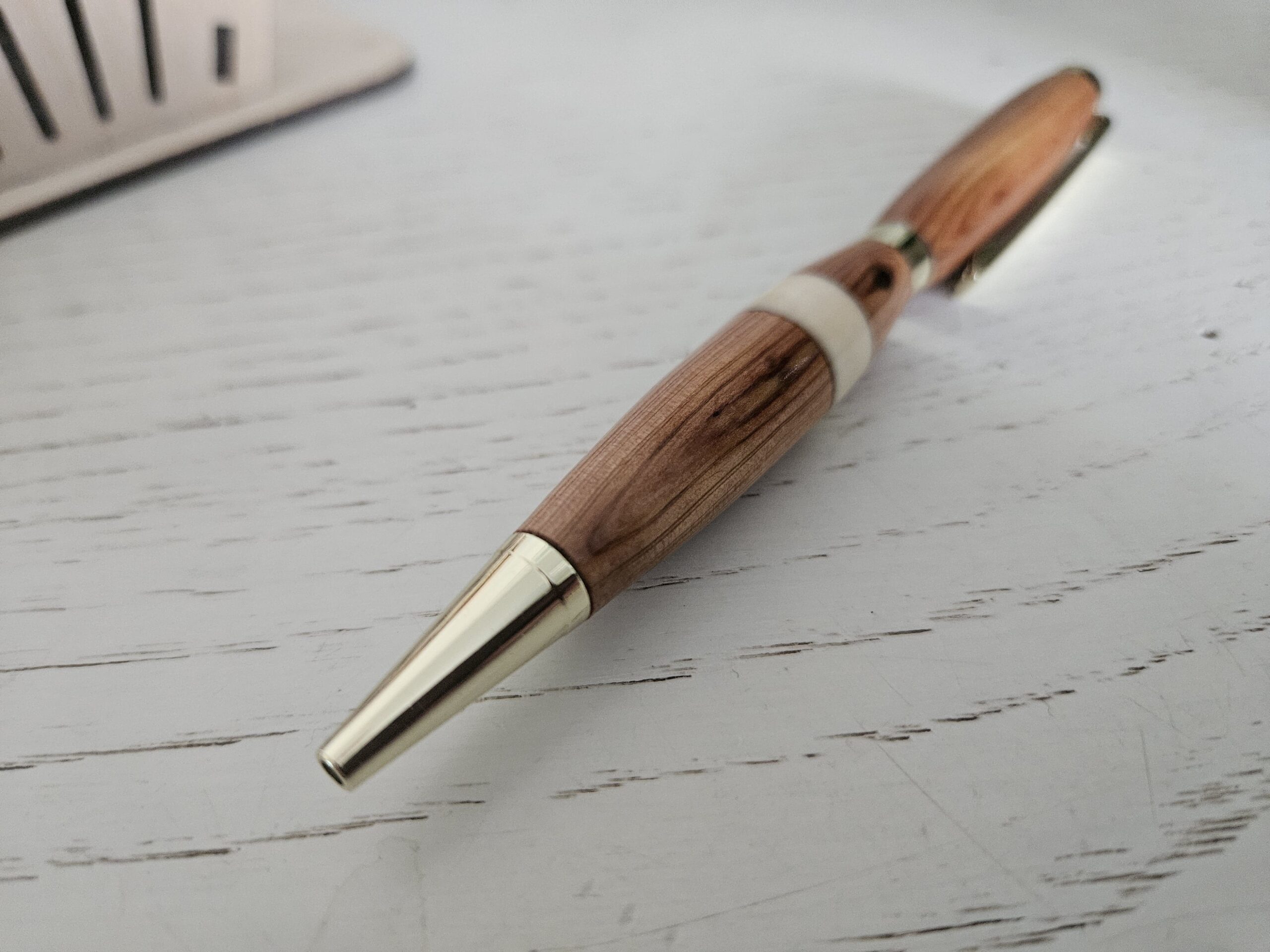 Stylo bille en bois de cade, inclusion d'os – Image 5