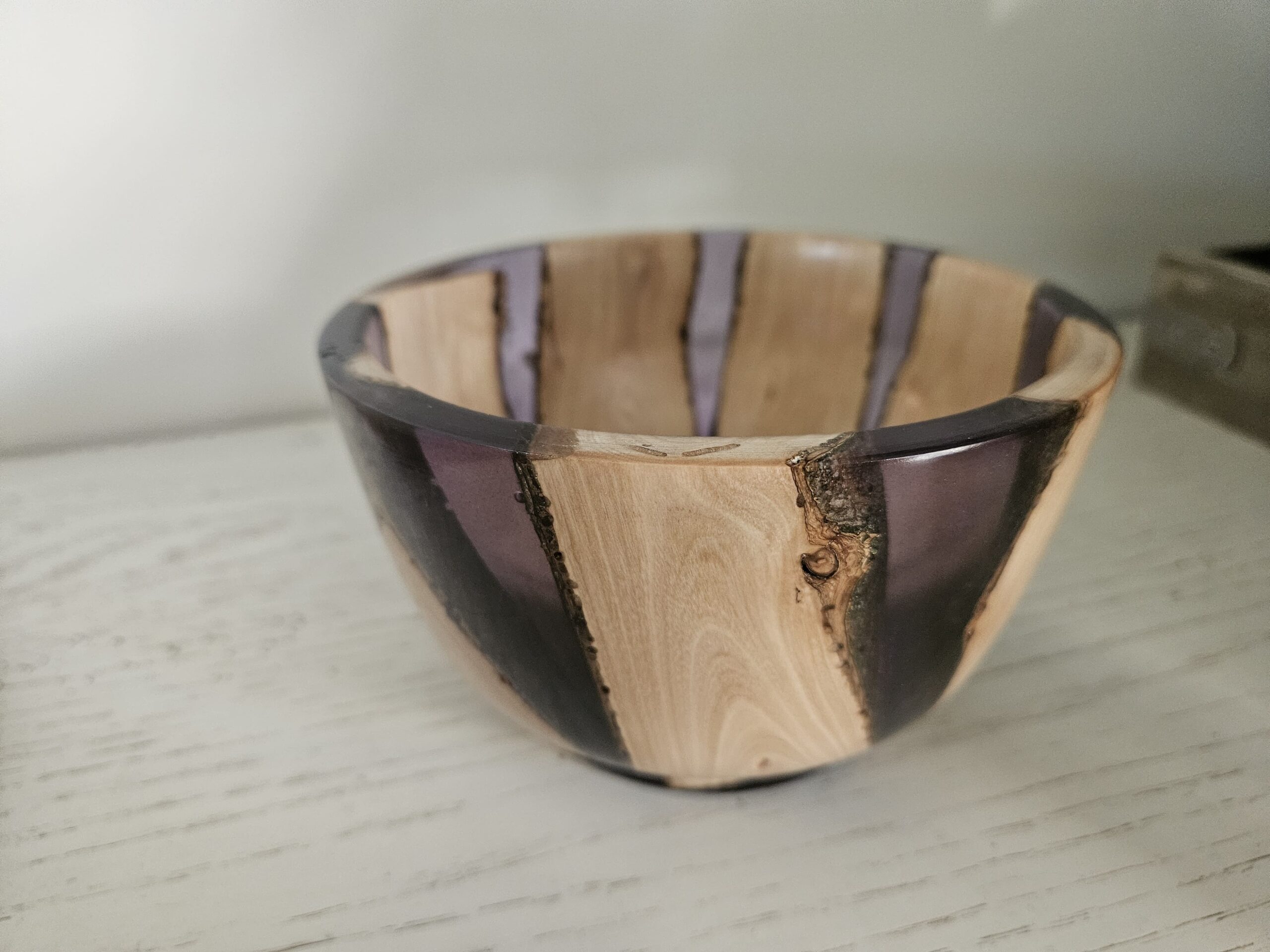 Bol en bois d'olivier et résine – Image 3