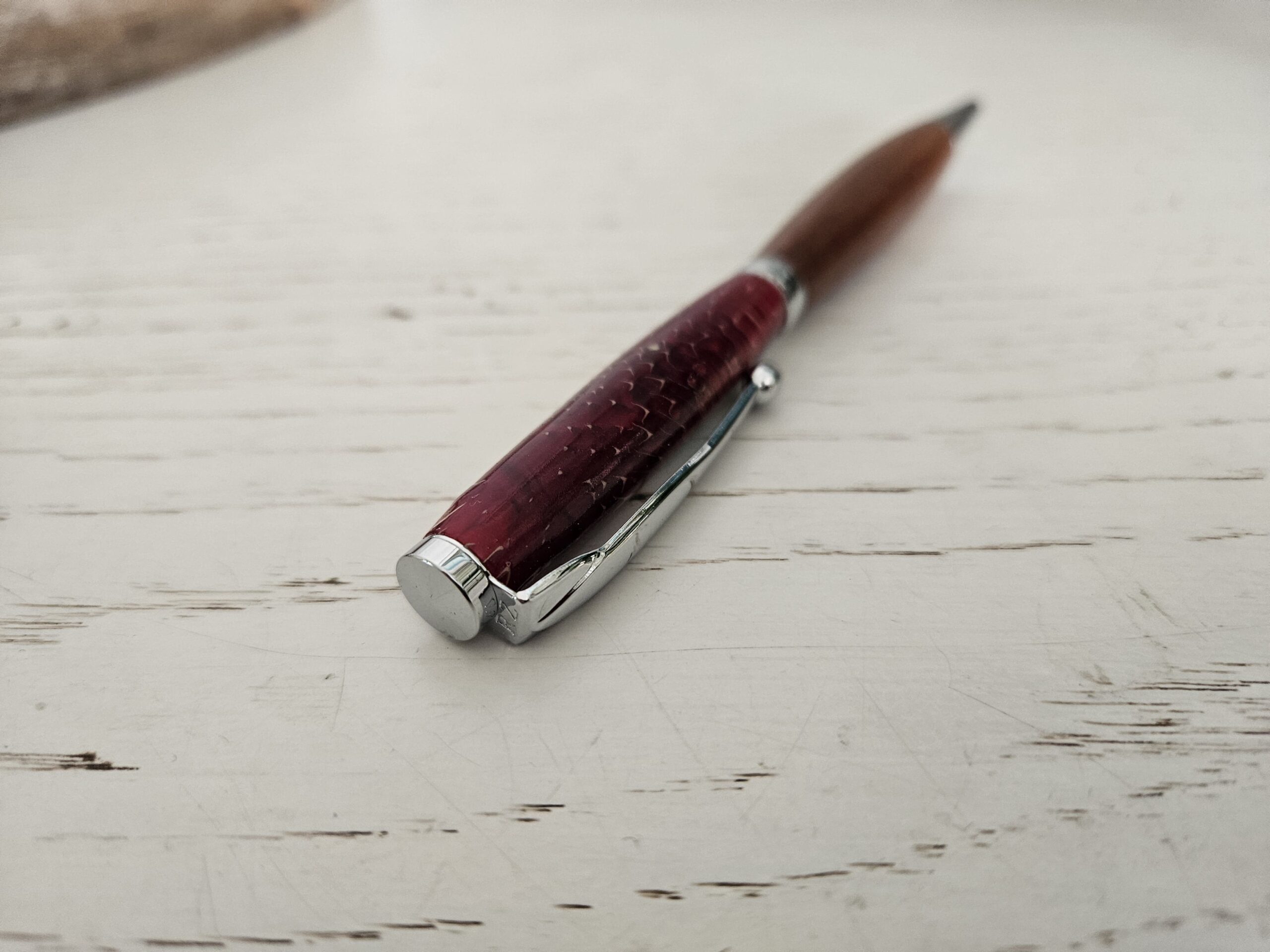 Stylo en bois et résine – Image 2