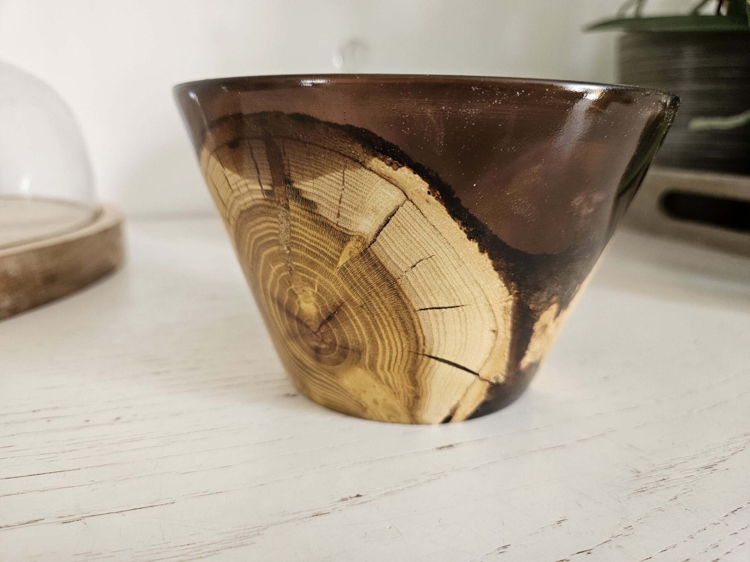 Bol en bois d'olivier et résine – Image 5