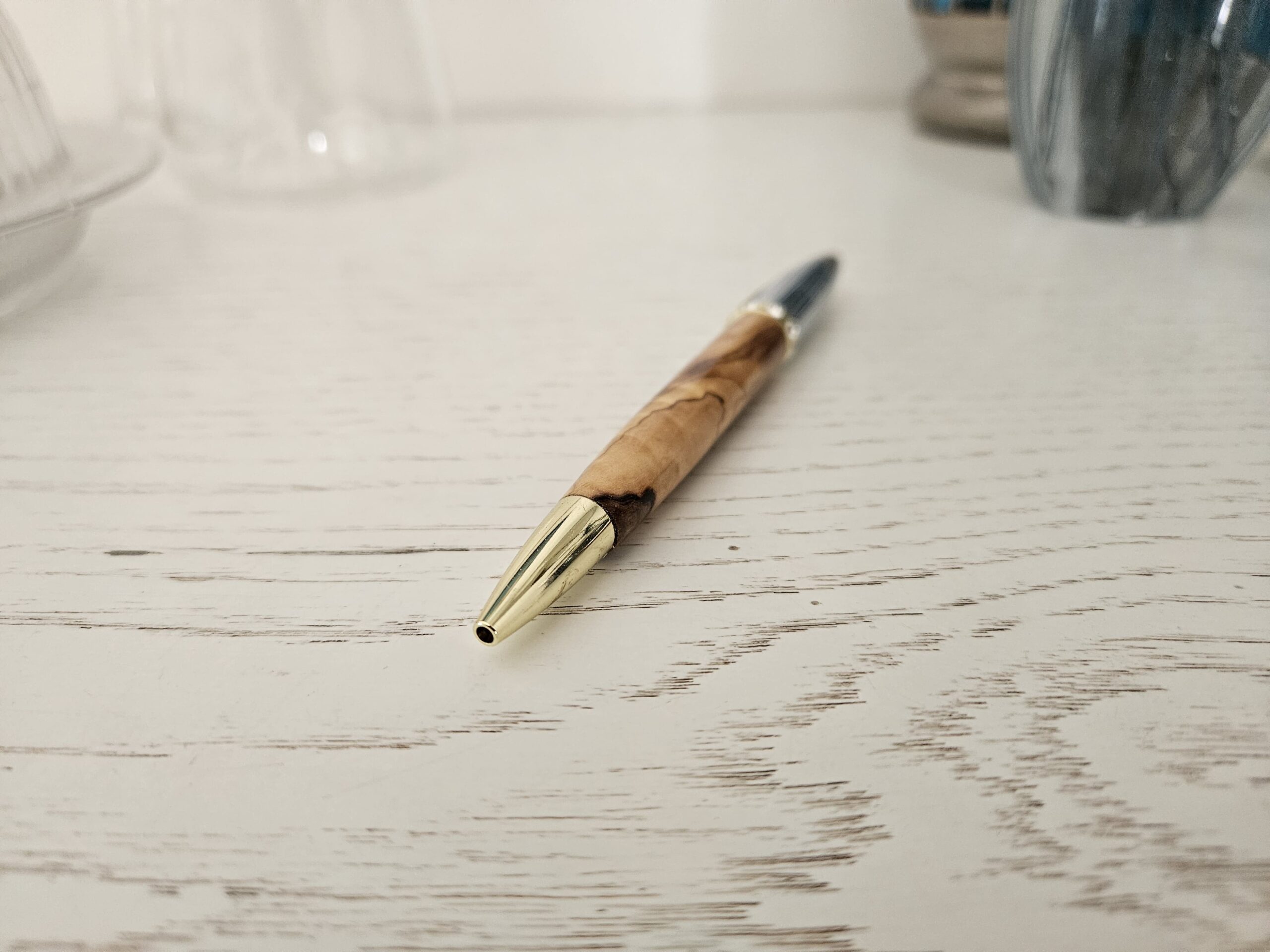 Stylo bille en bois d'olivier – L’élégance méditerranéenne au bout des doigts – Image 4