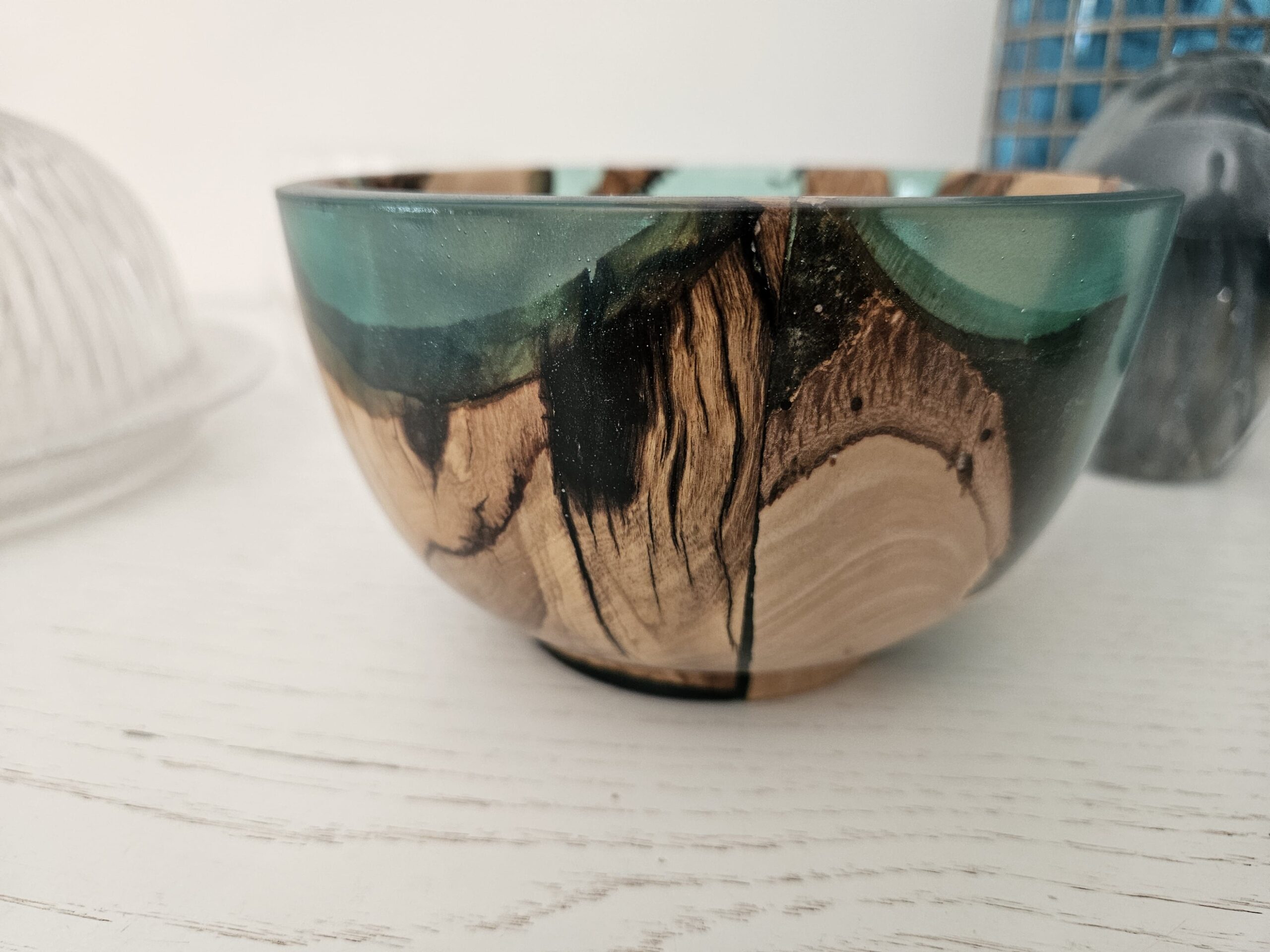 Bol en bois d'olivier et résine – Image 5