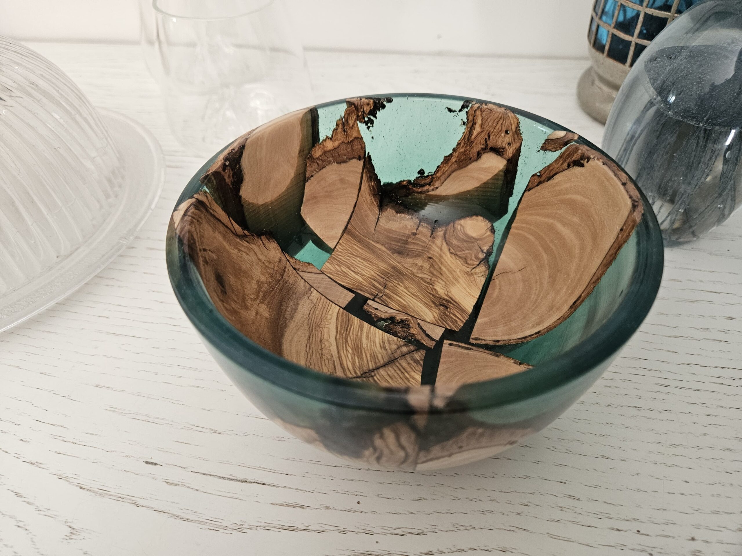 Bol en bois d'olivier et résine – Image 4