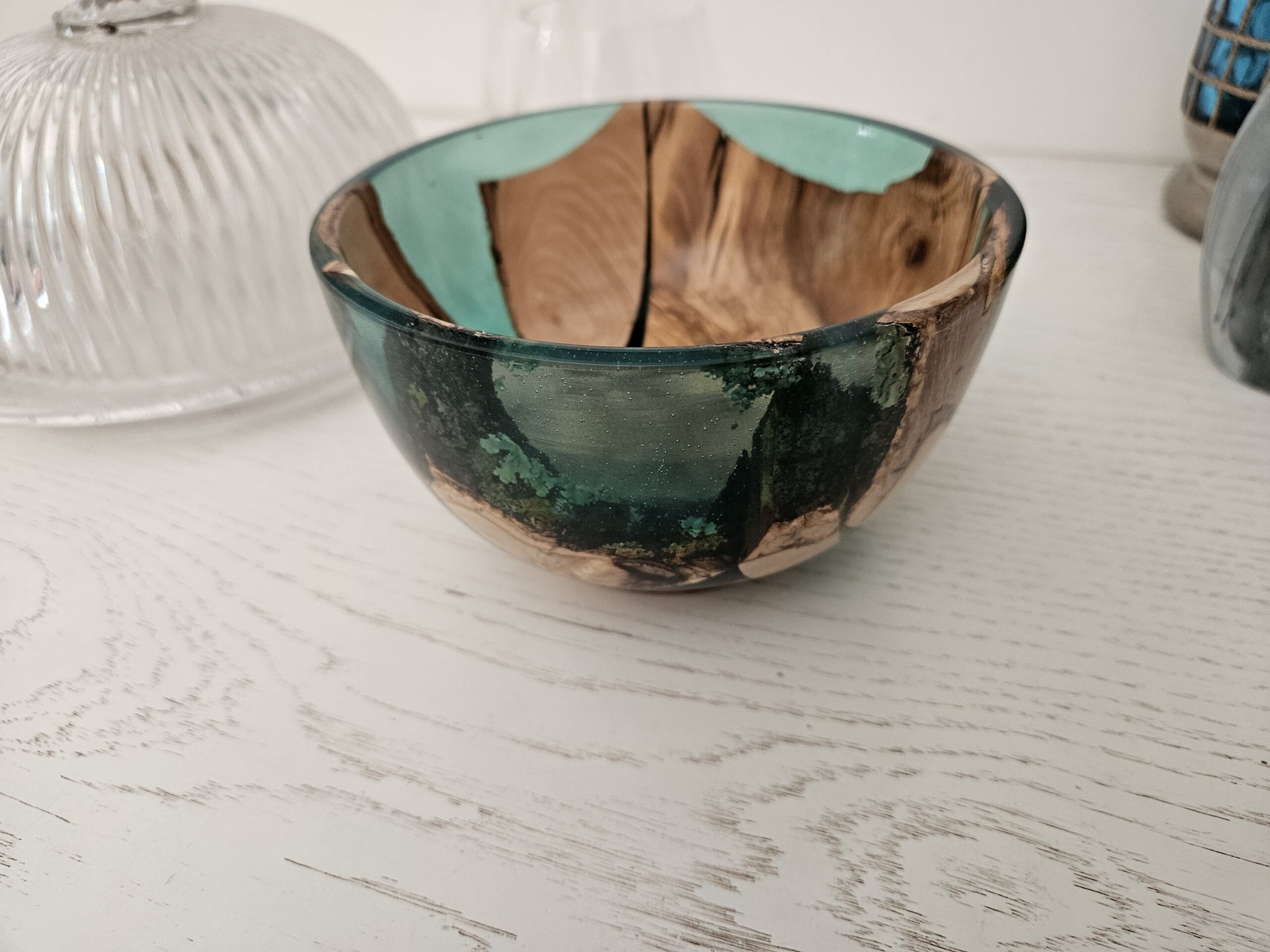 Bol en bois d'olivier et résine – Image 3