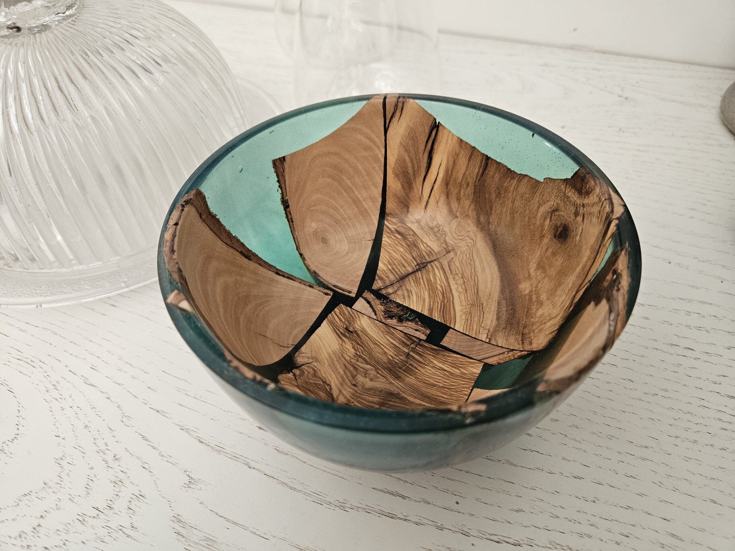 Bol en bois d'olivier et résine – Image 2