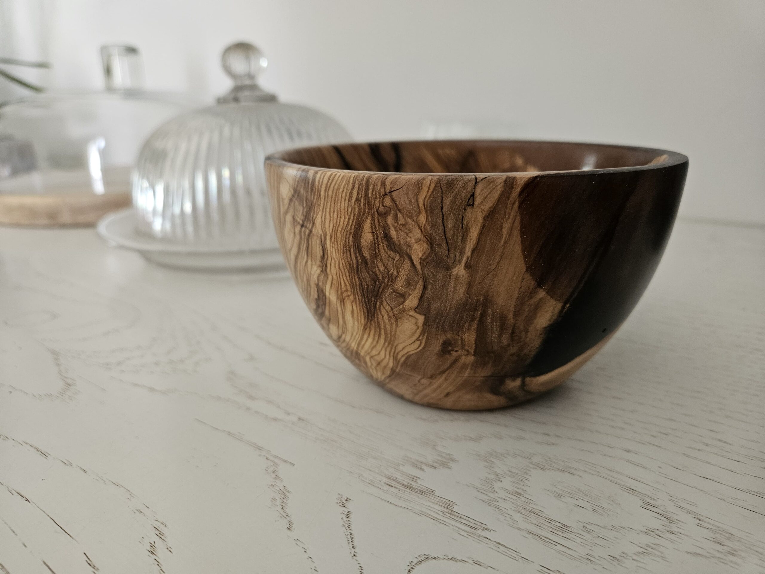 Bol en bois d'olivier et résine – Image 4